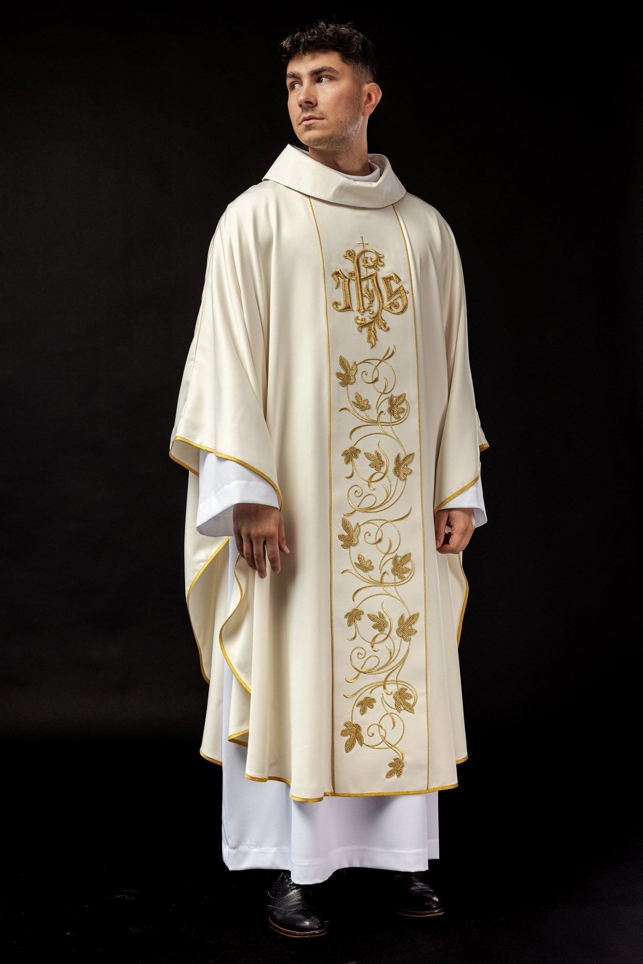 Ornat liturgiczny Ecru z haftowanym pasem florystycznym IHS - SZATYLITURGICZNE.PL