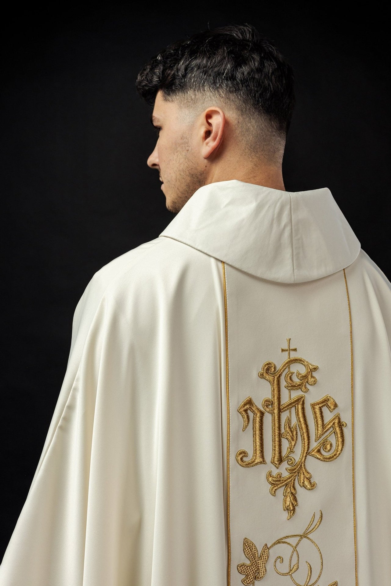Ornat liturgiczny Ecru z haftowanym pasem florystycznym IHS - SZATYLITURGICZNE.PL