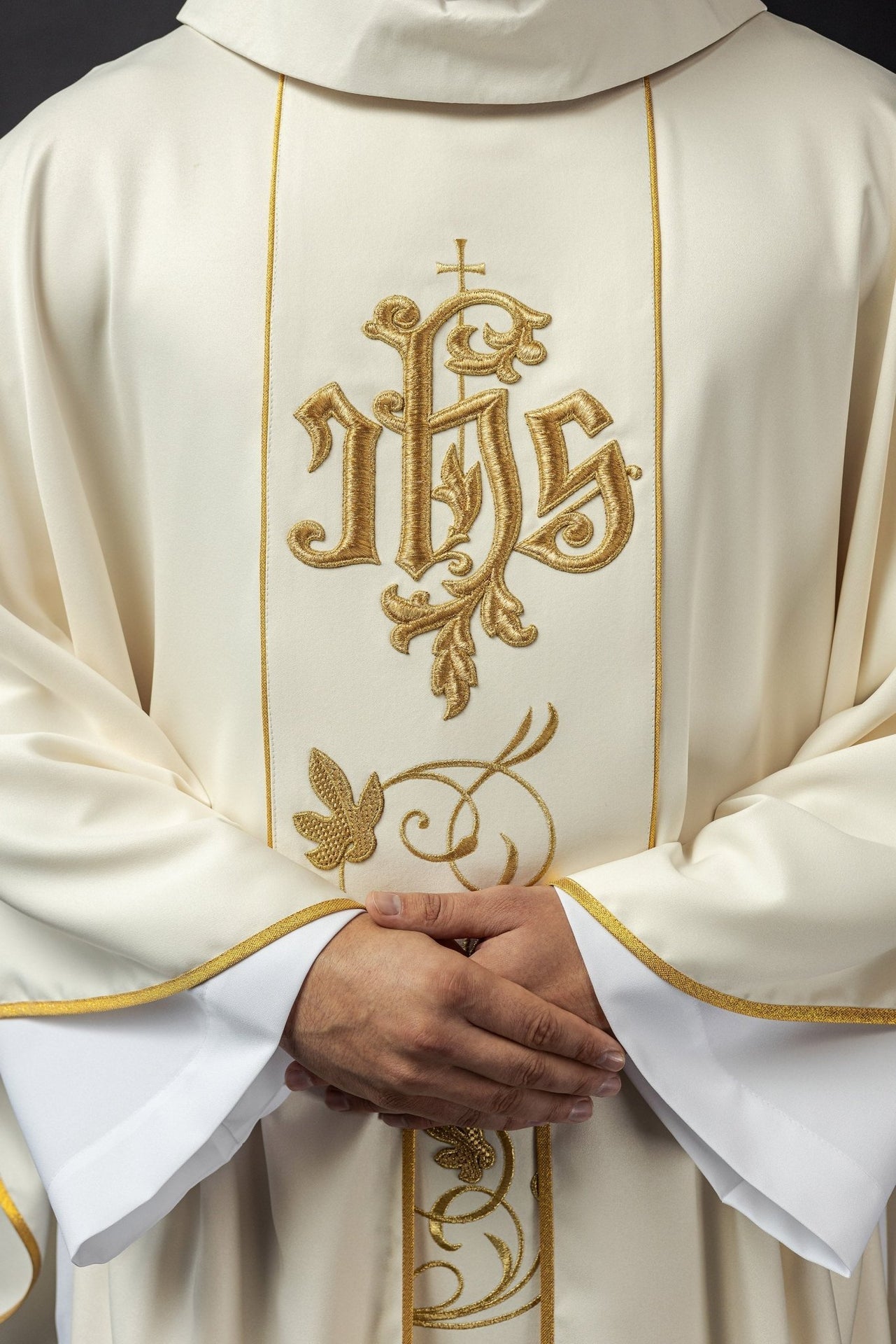 Ornat liturgiczny Ecru z haftowanym pasem florystycznym IHS - SZATYLITURGICZNE.PL