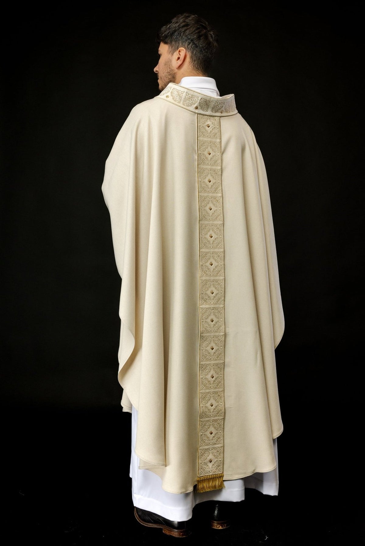 Ornat Liturgiczny Ecru z Haftowanym Pasem i Kołnierzem - Polski Produkt - SZATYLITURGICZNE.PL