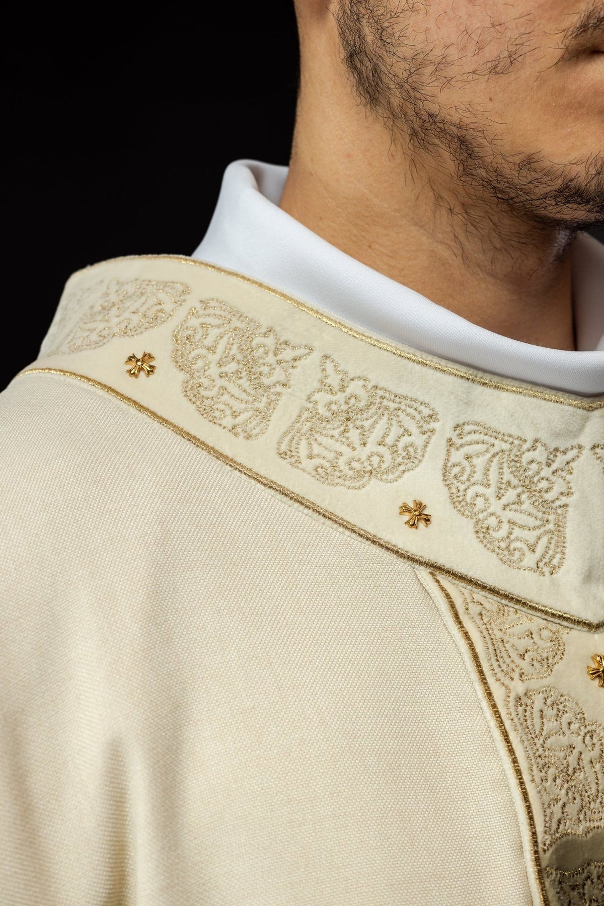 Ornat Liturgiczny Ecru z Haftowanym Pasem i Kołnierzem - Polski Produkt - SZATYLITURGICZNE.PL