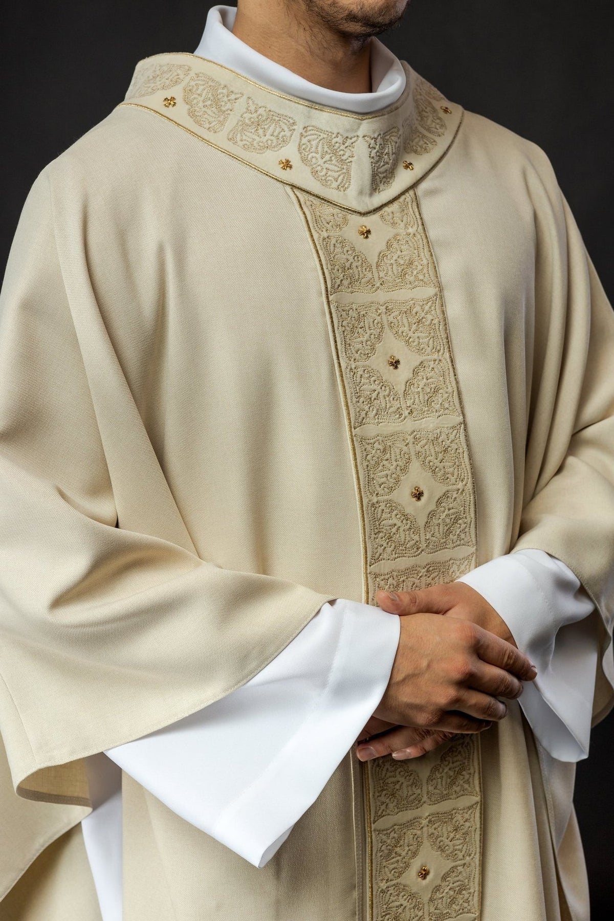 Ornat Liturgiczny Ecru z Haftowanym Pasem i Kołnierzem - Polski Produkt - SZATYLITURGICZNE.PL