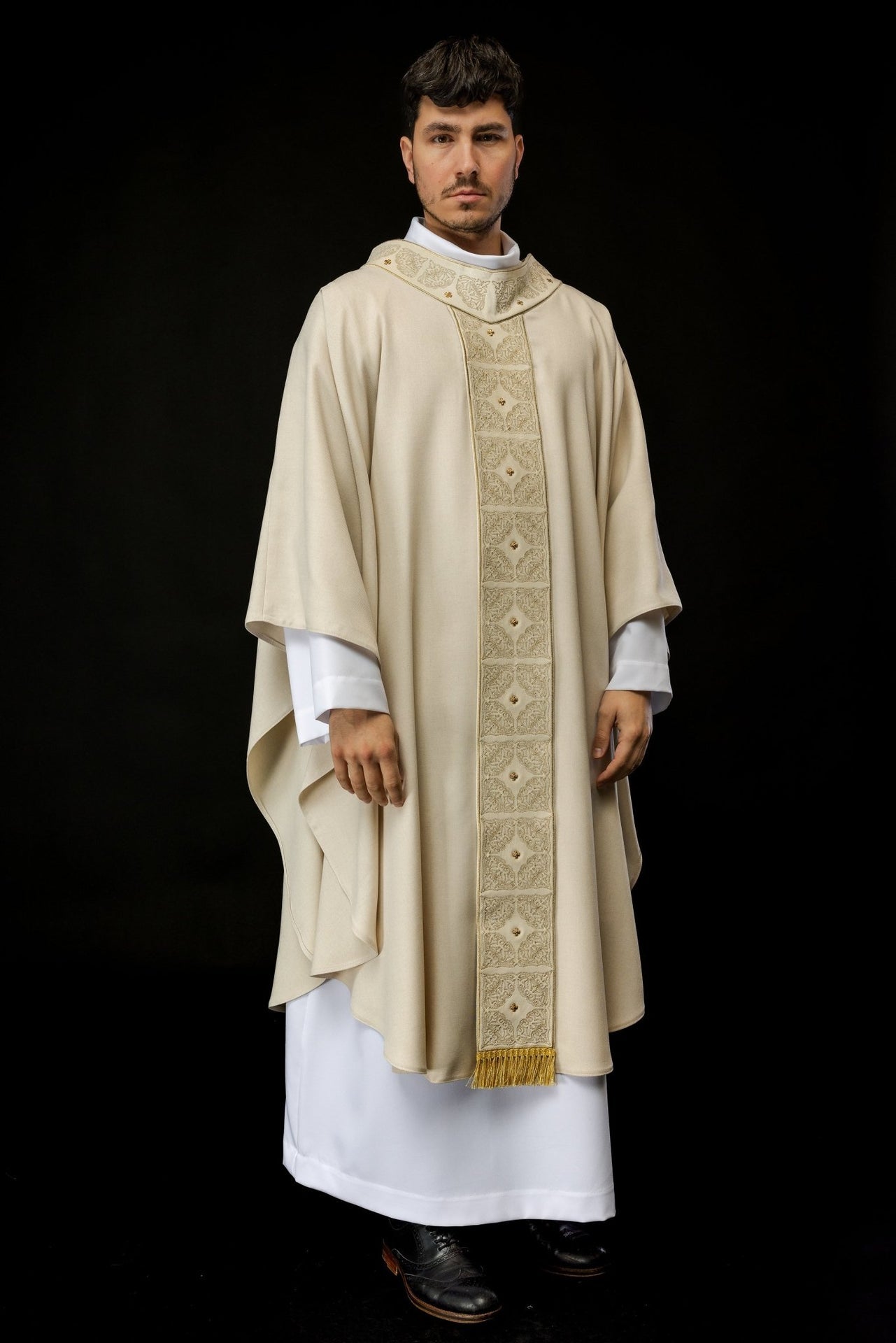 Ornat Liturgiczny Ecru z Haftowanym Pasem i Kołnierzem - Polski Produkt - SZATYLITURGICZNE.PL