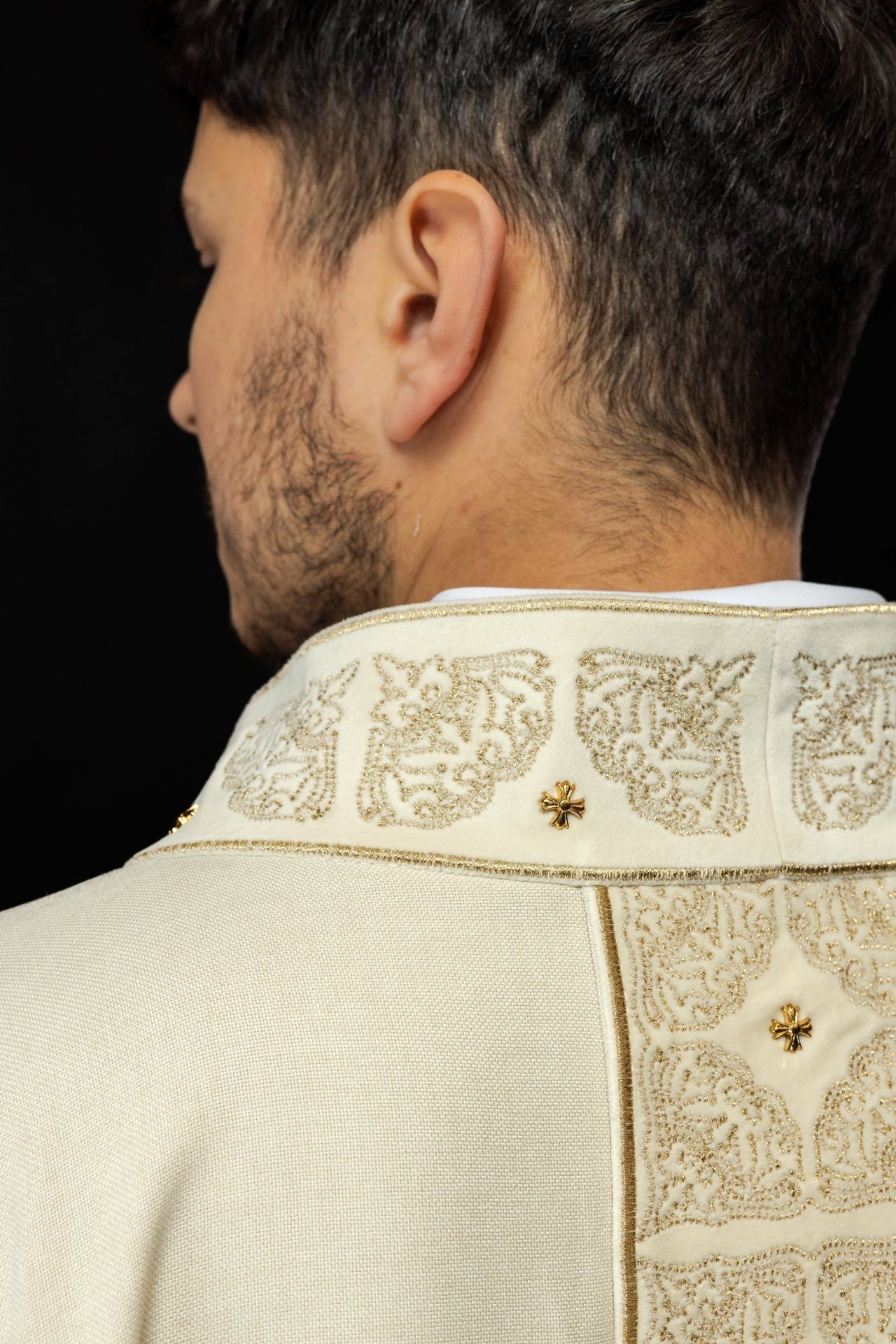 Ornat Liturgiczny Ecru z Haftowanym Pasem i Kołnierzem - Polski Produkt - SZATYLITURGICZNE.PL