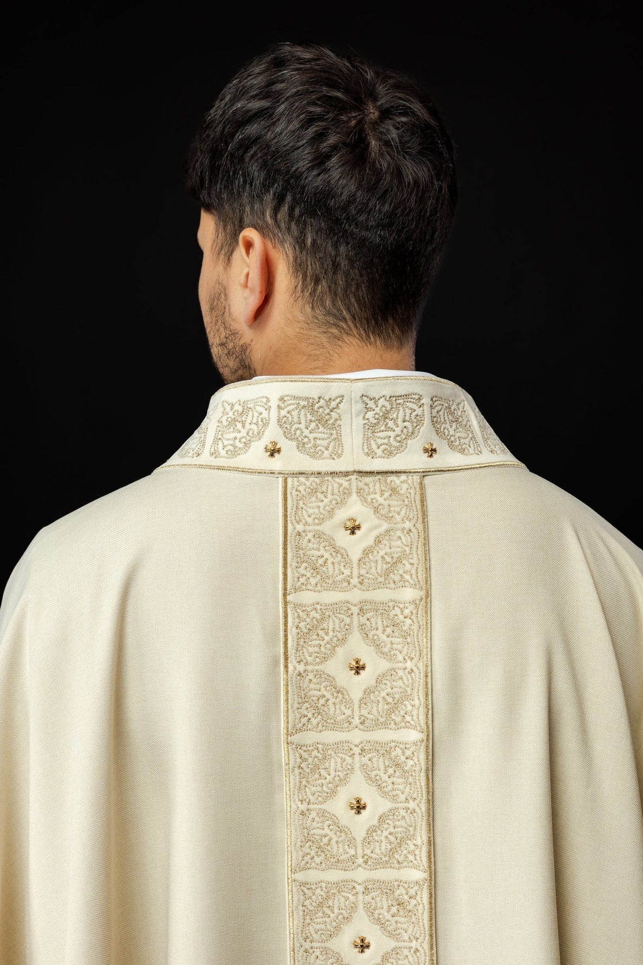Ornat Liturgiczny Ecru z Haftowanym Pasem i Kołnierzem - Polski Produkt - SZATYLITURGICZNE.PL