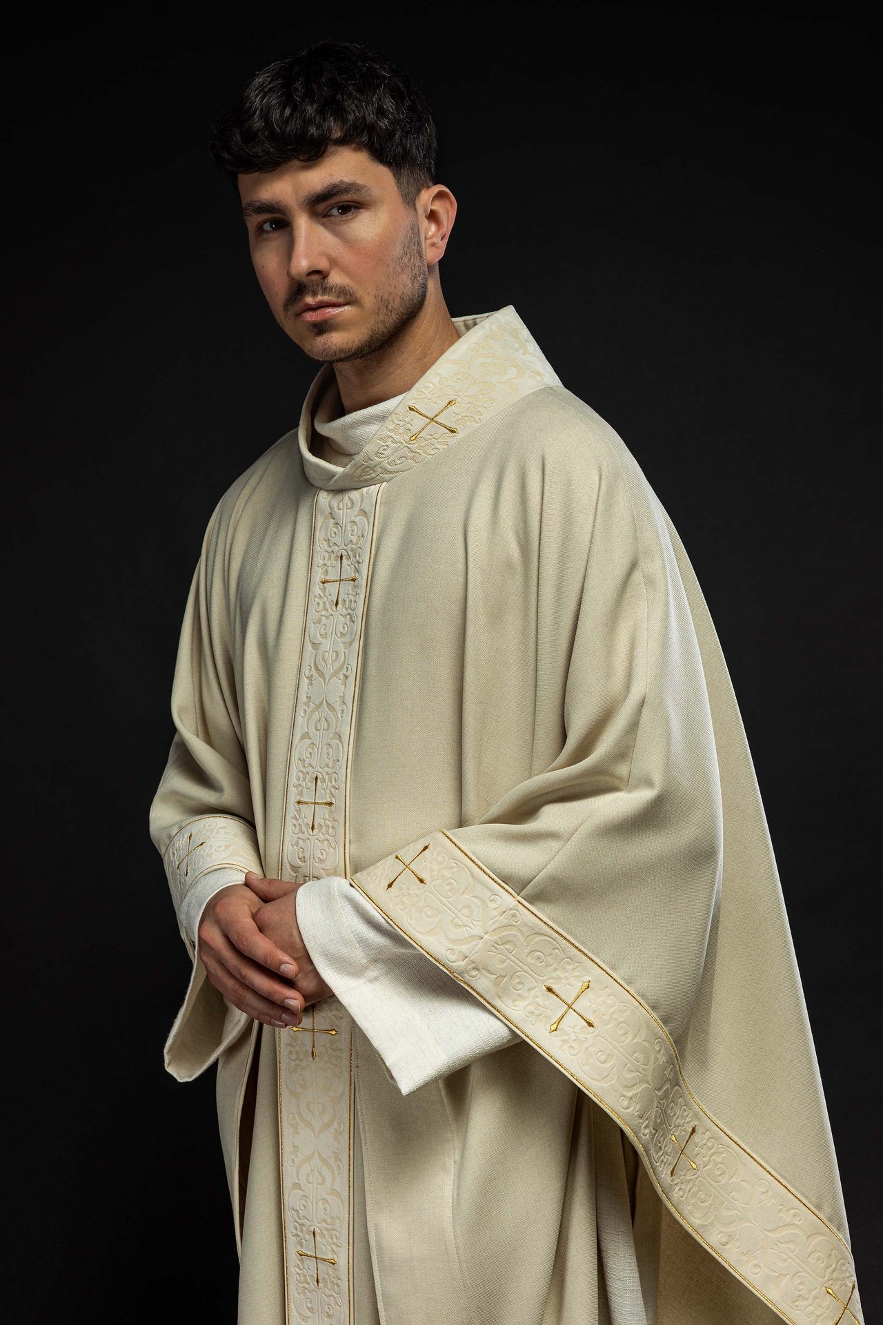 Ornat Liturgiczny Ecru z Haftowanym Pasem Krzyże - Polska Produkcja - SZATYLITURGICZNE.PL