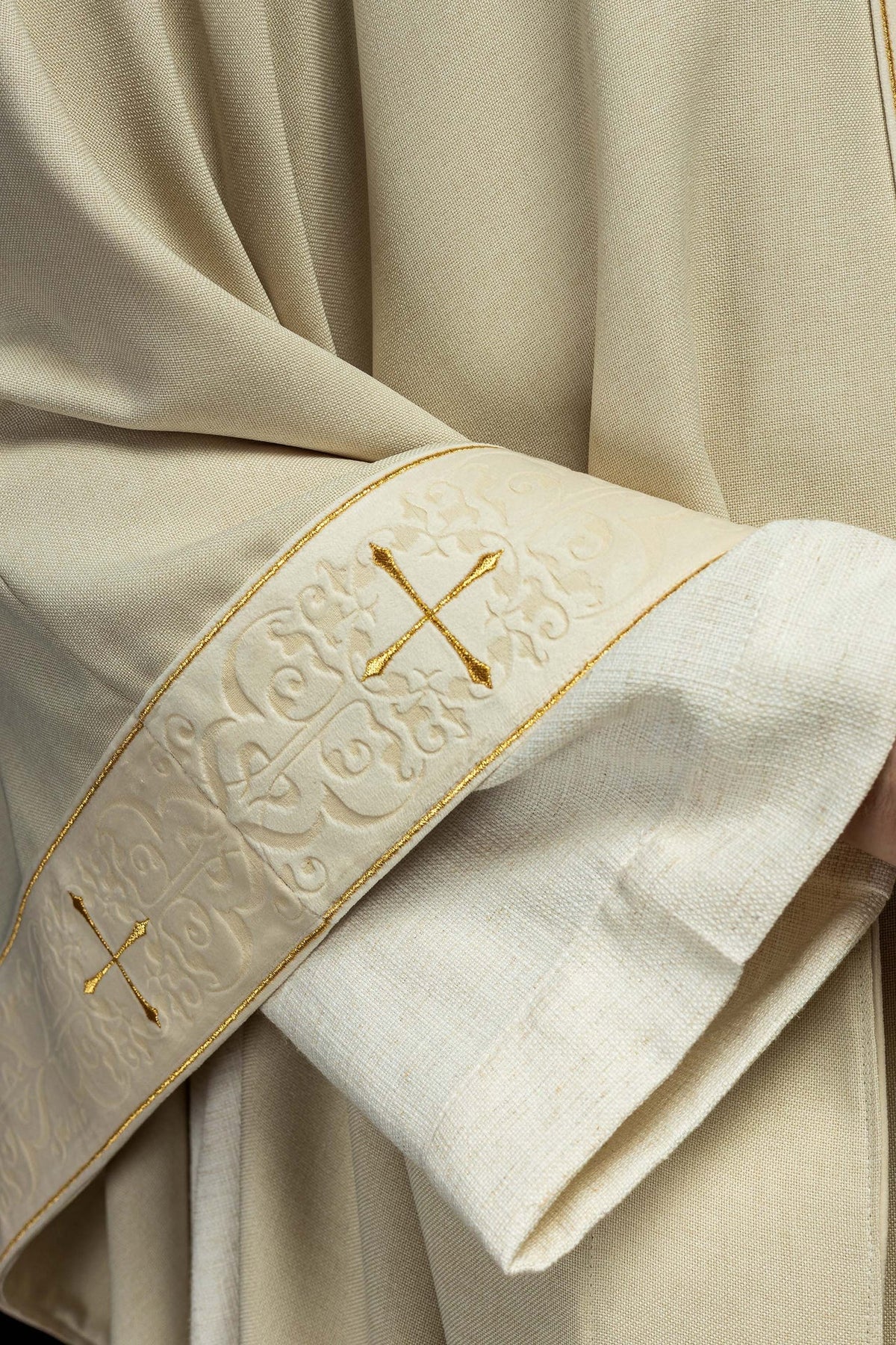 Ornat Liturgiczny Ecru z Haftowanym Pasem Krzyże - Polska Produkcja - SZATYLITURGICZNE.PL
