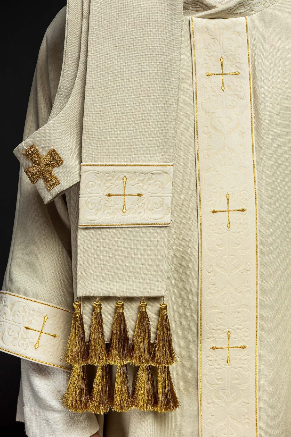 Ornat Liturgiczny Ecru z Haftowanym Pasem Krzyże - Polska Produkcja - SZATYLITURGICZNE.PL