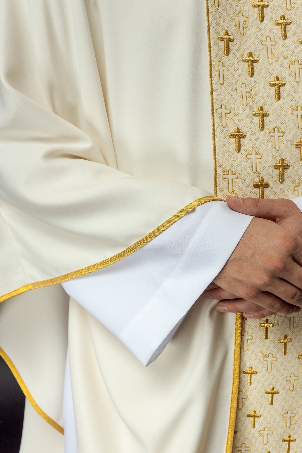 Ornat Liturgiczny Ecru z Haftowanym Pasem Krzyże - Polska Produkcja - SZATYLITURGICZNE.PL