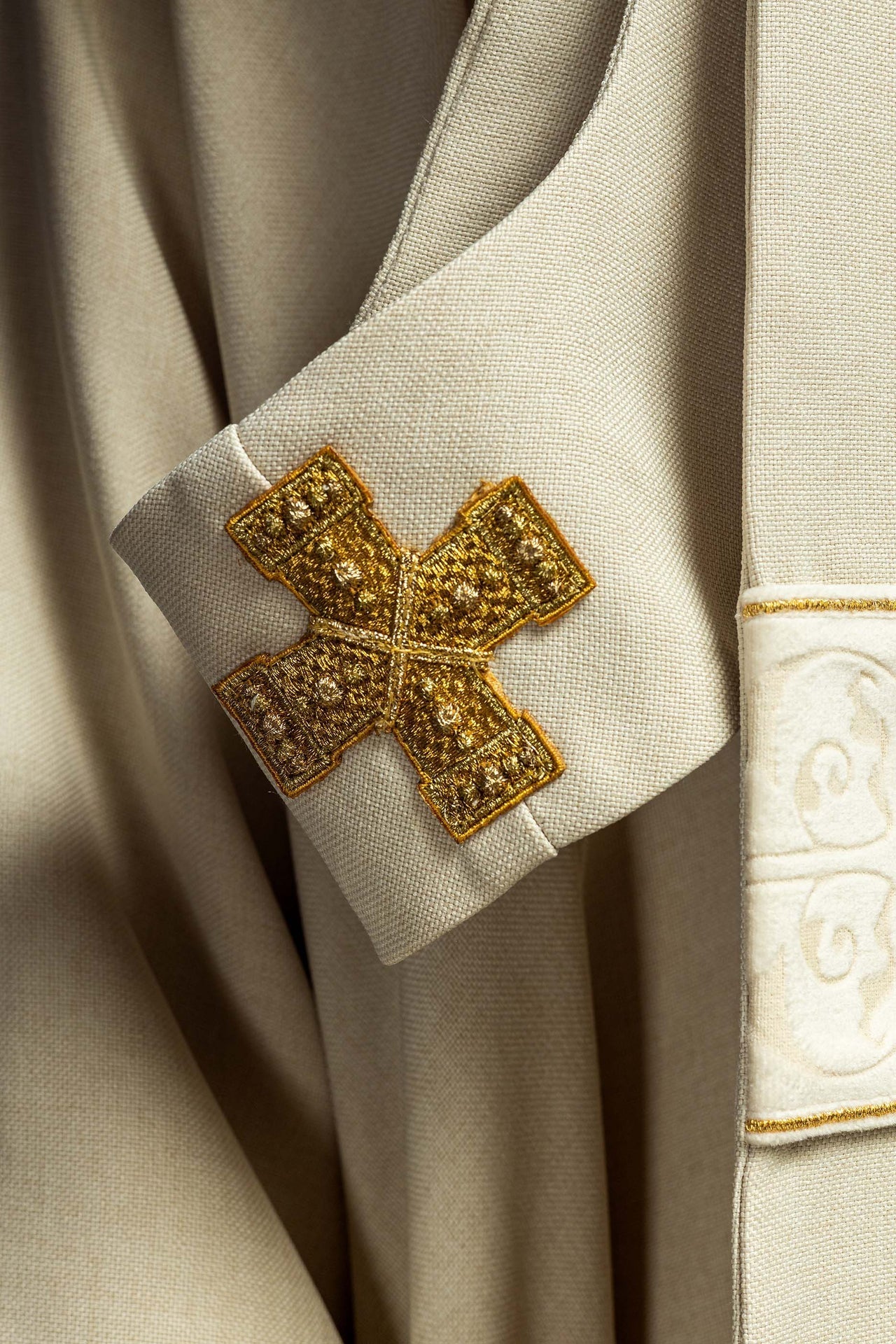 Ornat Liturgiczny Ecru z Haftowanym Pasem Krzyże - Polska Produkcja - SZATYLITURGICZNE.PL