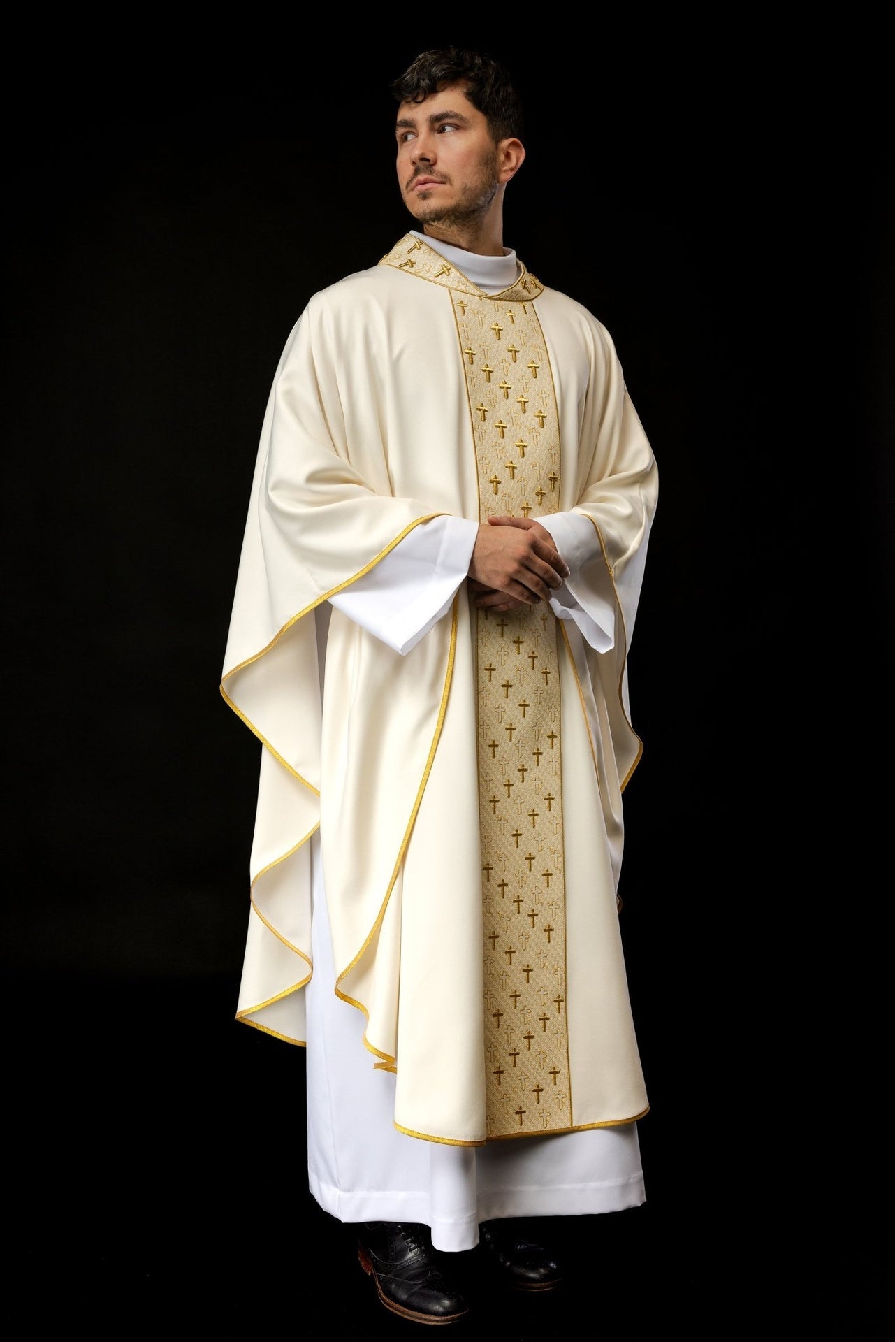 Ornat Liturgiczny Ecru z Haftowanym Pasem Krzyże - Polska Produkcja - SZATYLITURGICZNE.PL