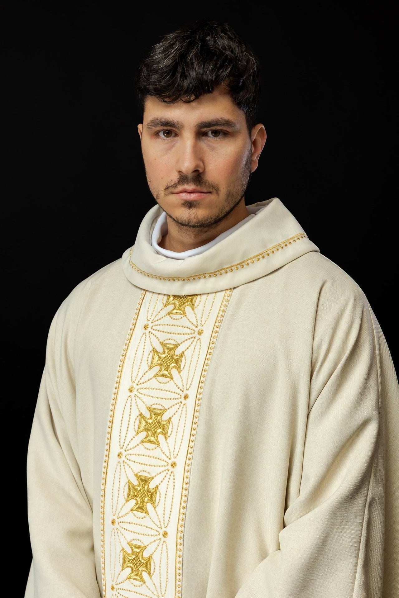 Ornat Liturgiczny Ecru z Haftowanym Pasem w Krzyże - Polska Produkcja - SZATYLITURGICZNE.PL