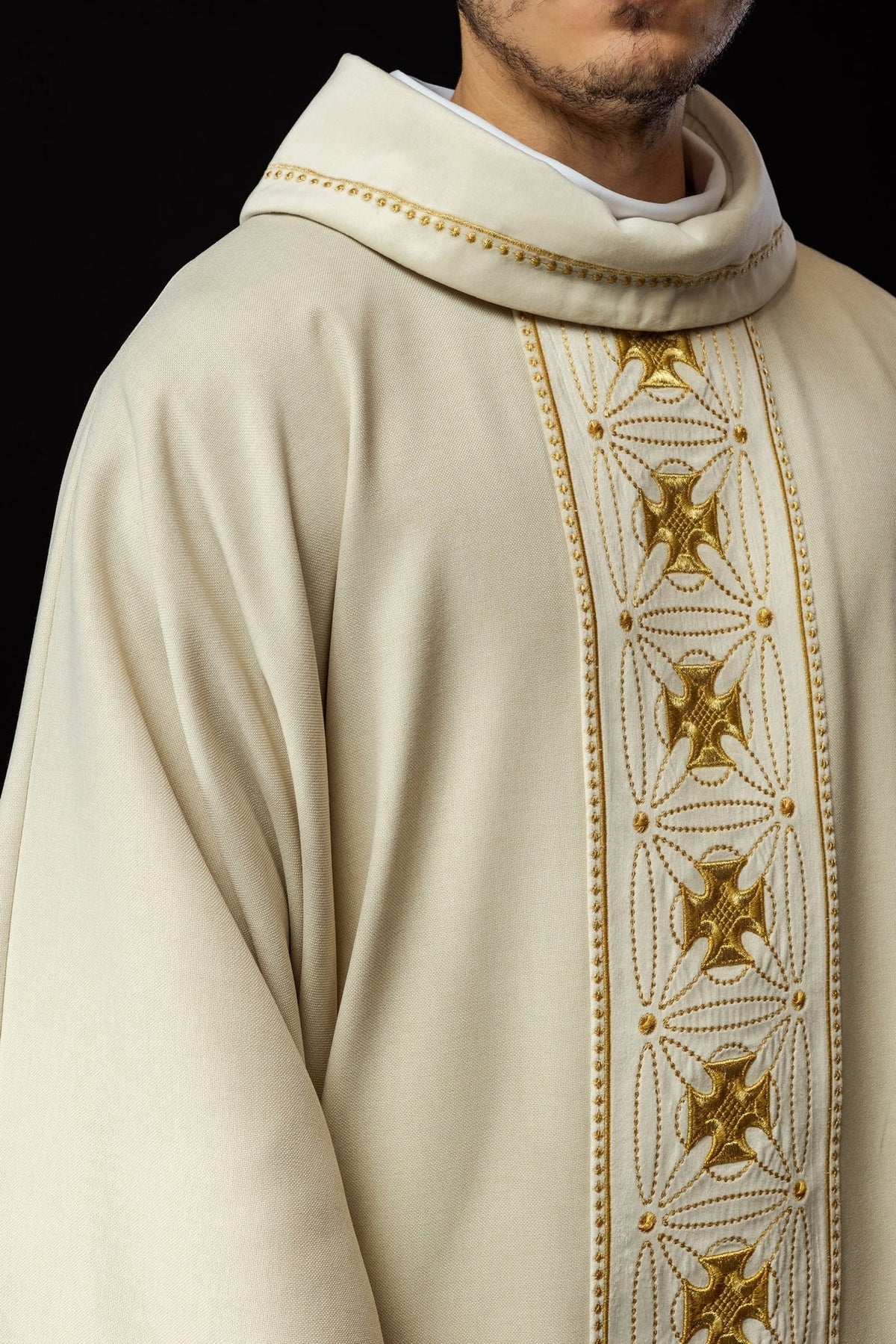 Ornat Liturgiczny Ecru z Haftowanym Pasem w Krzyże - Polska Produkcja - SZATYLITURGICZNE.PL