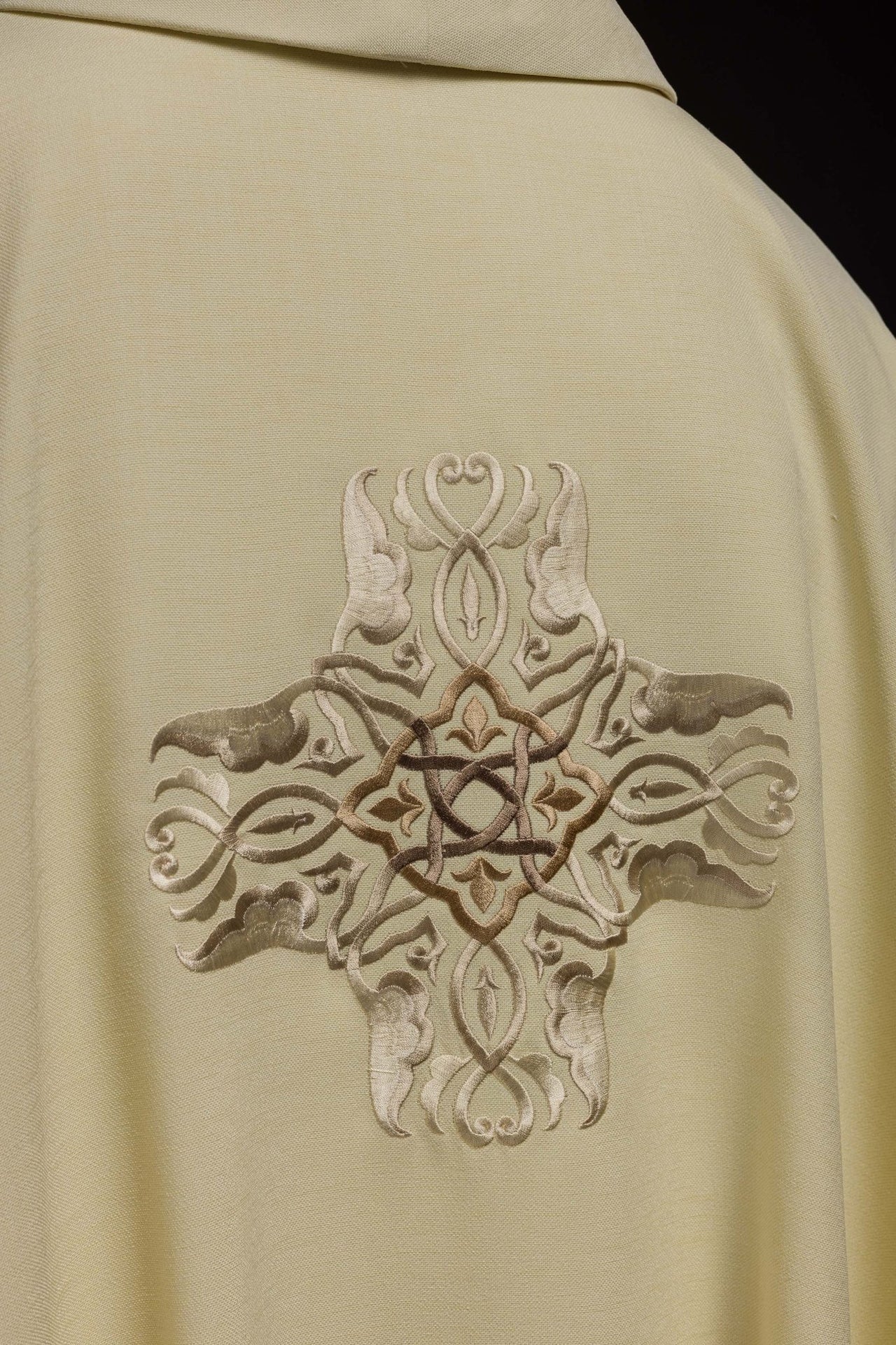 Ornat Liturgiczny Ecru z Haftowanym Złotym Krzyżem - SZATYLITURGICZNE.PL