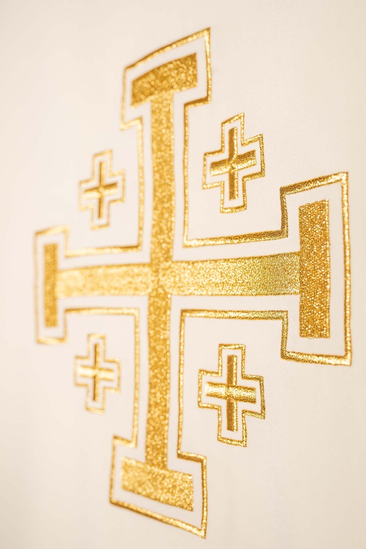 Ornat Liturgiczny Ecru z Haftowanym Złotym Krzyżem - Polski Produkt - SZATYLITURGICZNE.PL