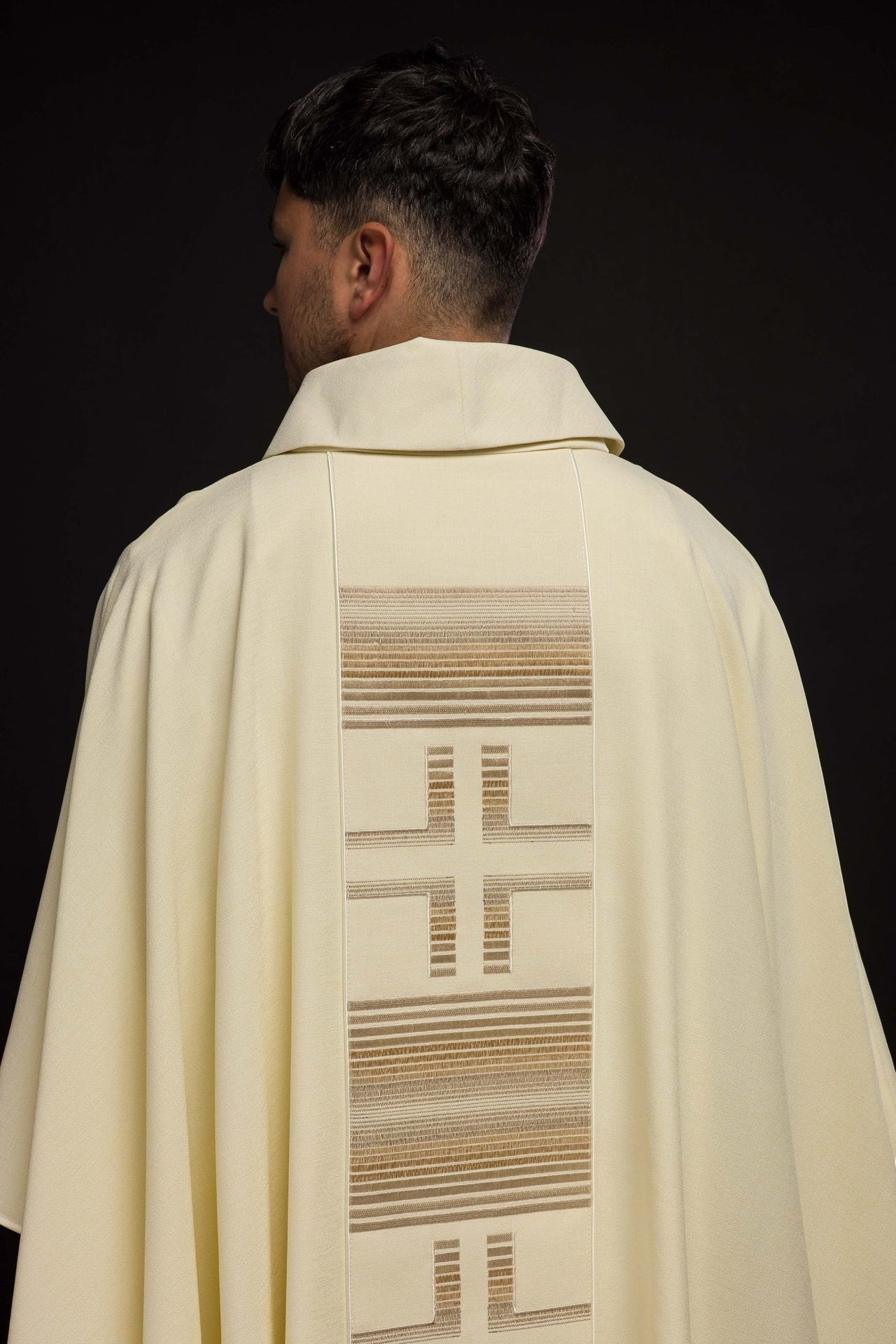 Ornat Liturgiczny Ecru z Haftowanymi Krzyżami - Elegancki Strój Kapłański - SZATYLITURGICZNE.PL