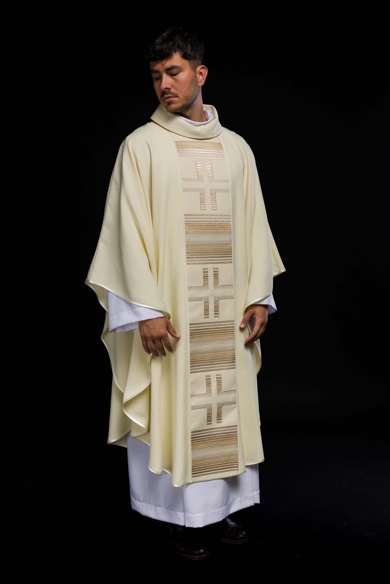 Ornat Liturgiczny Ecru z Haftowanymi Krzyżami - Elegancki Strój Kapłański - SZATYLITURGICZNE.PL