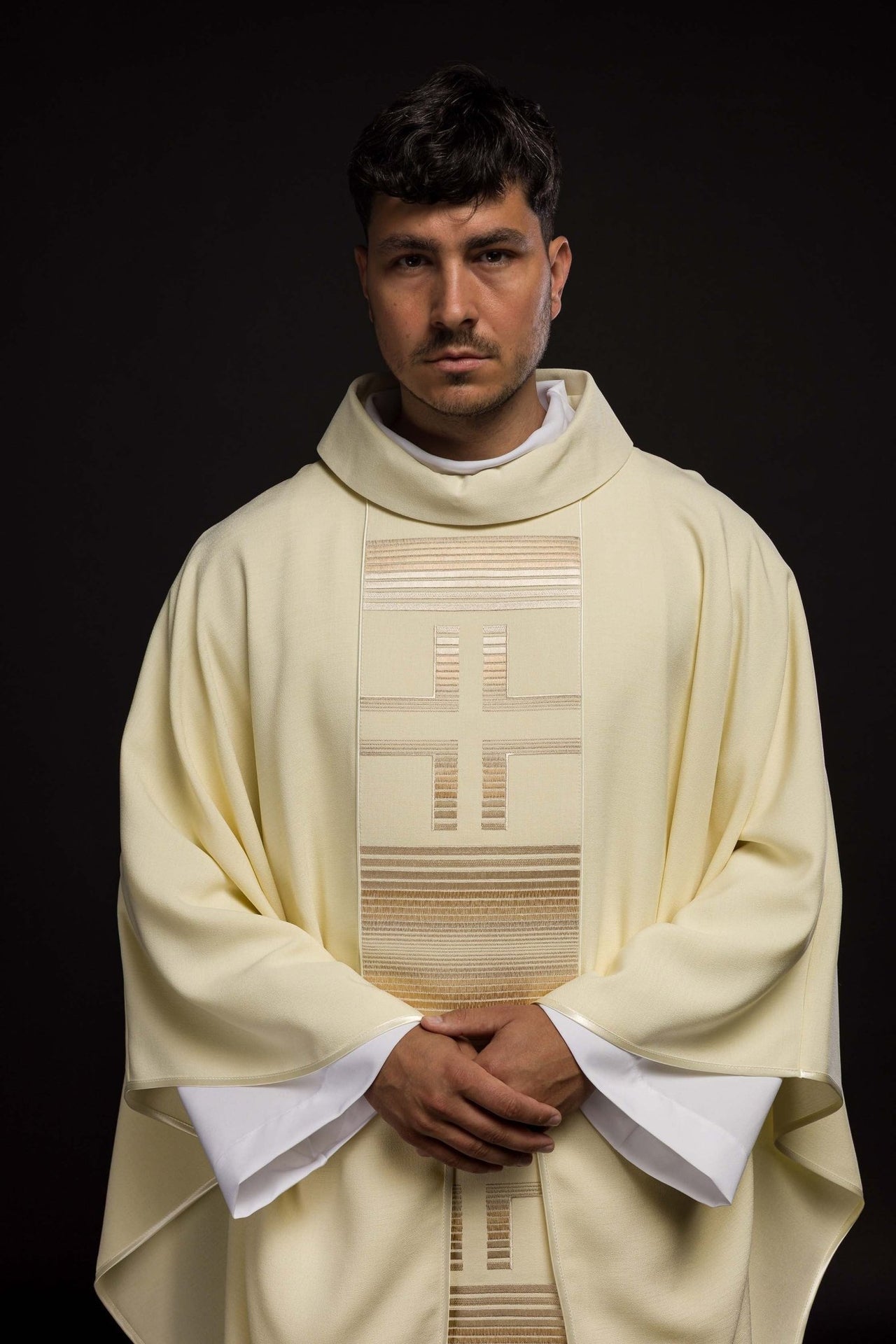 Ornat Liturgiczny Ecru z Haftowanymi Krzyżami - Elegancki Strój Kapłański - SZATYLITURGICZNE.PL