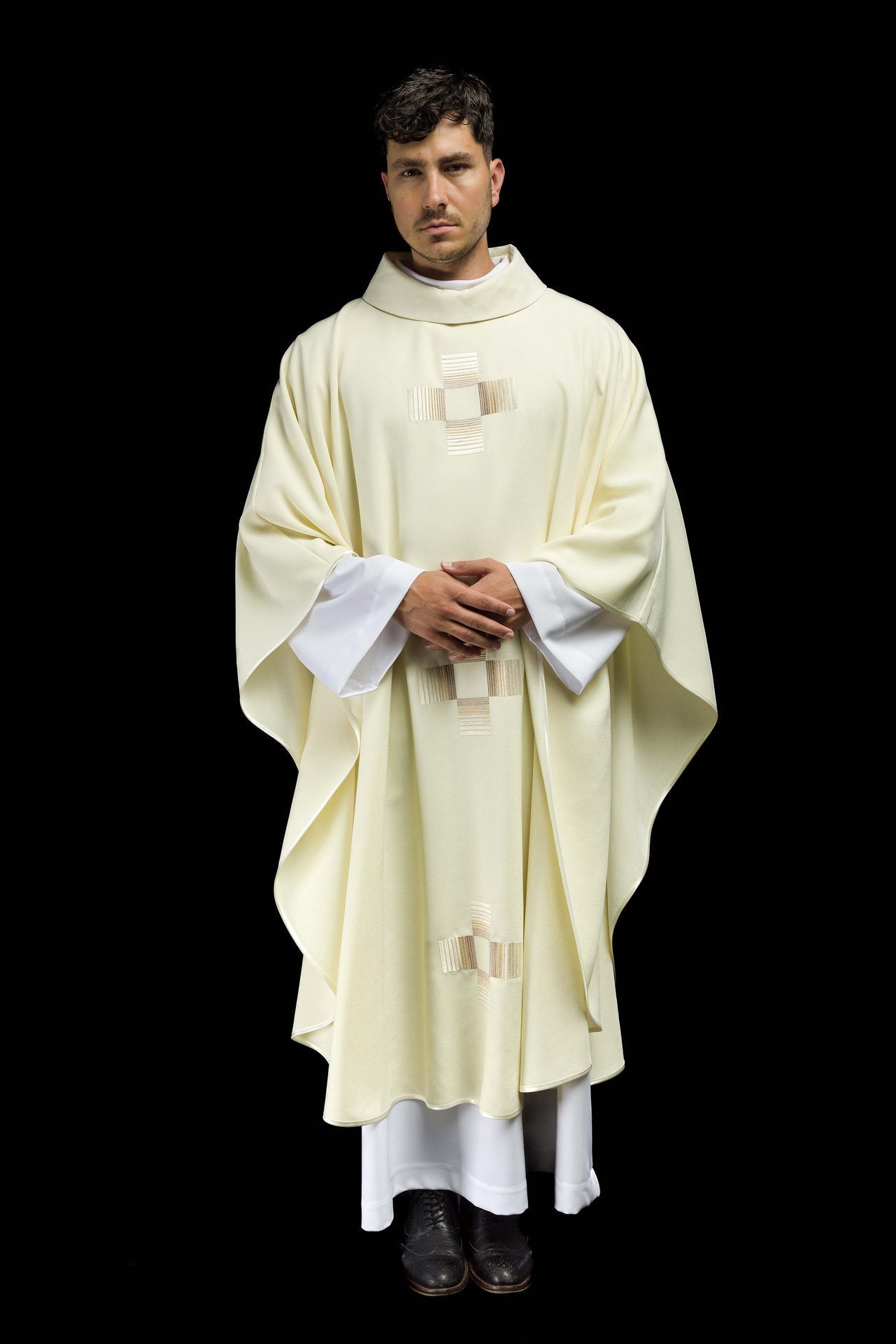 Ornat Liturgiczny Ecru z Haftowanymi Krzyżami - Komplet ze Stułą - SZATYLITURGICZNE.PL