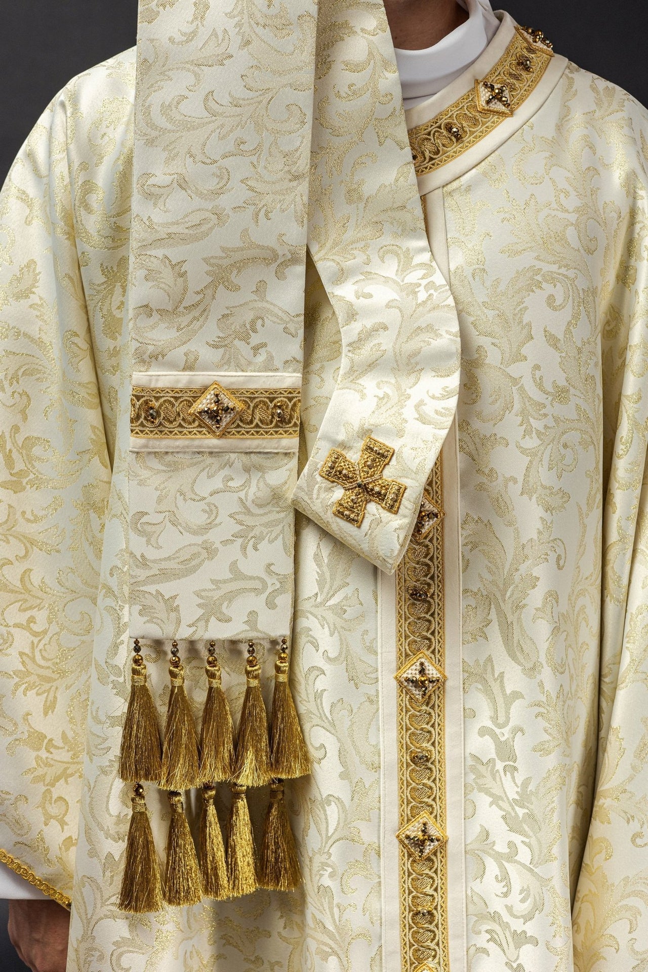 Ornat Liturgiczny Ecru z Kamieniami Naturalnymi - Rękodzieło Premium - SZATYLITURGICZNE.PL