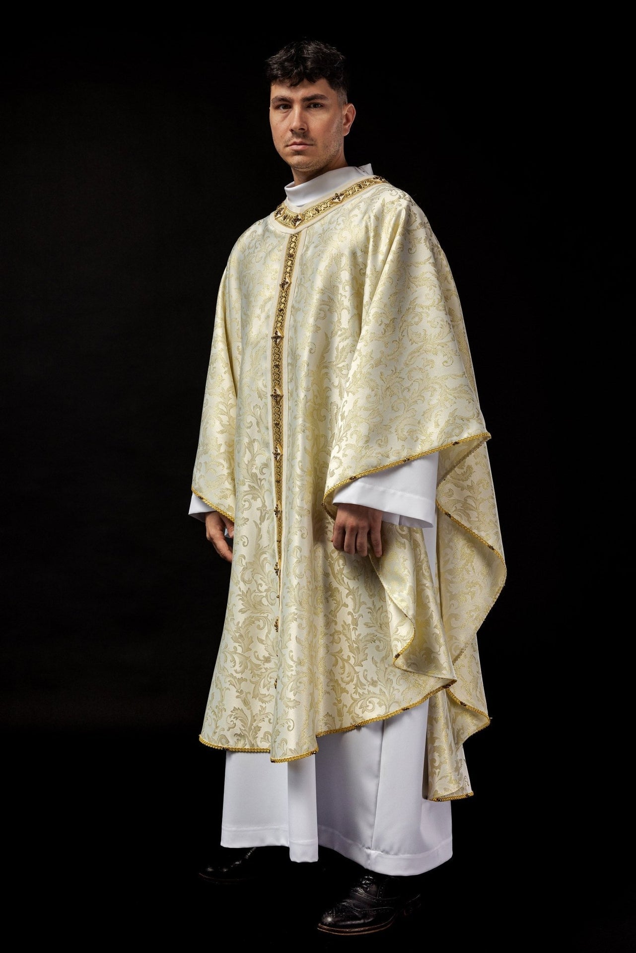 Ornat Liturgiczny Ecru z Kamieniami Naturalnymi - Rękodzieło Premium - SZATYLITURGICZNE.PL