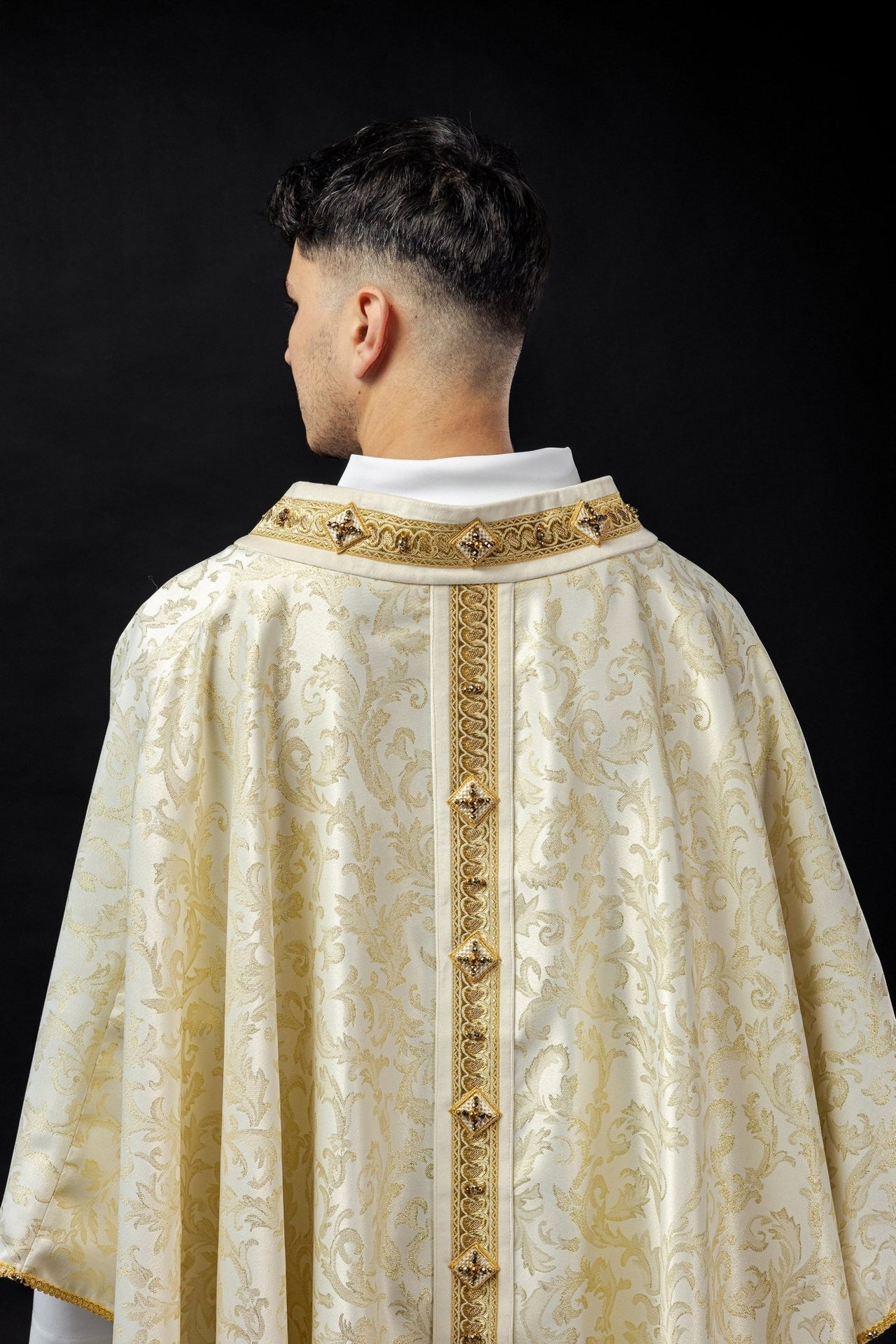 Ornat Liturgiczny Ecru z Kamieniami Naturalnymi - Rękodzieło Premium - SZATYLITURGICZNE.PL