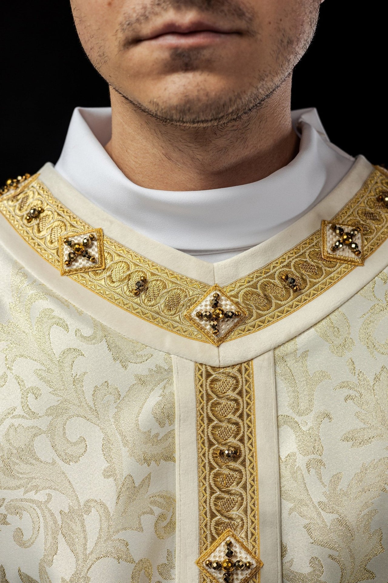 Ornat Liturgiczny Ecru z Kamieniami Naturalnymi - Rękodzieło Premium - SZATYLITURGICZNE.PL
