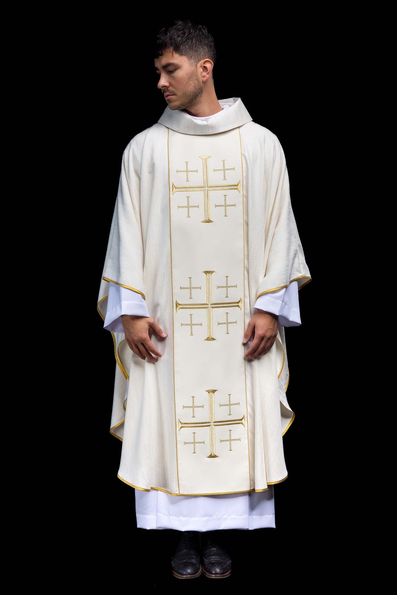 Ornat Liturgiczny Ecru z Krzyżami Jerozolimskimi i Złotą Lamówką - SZATYLITURGICZNE.PL
