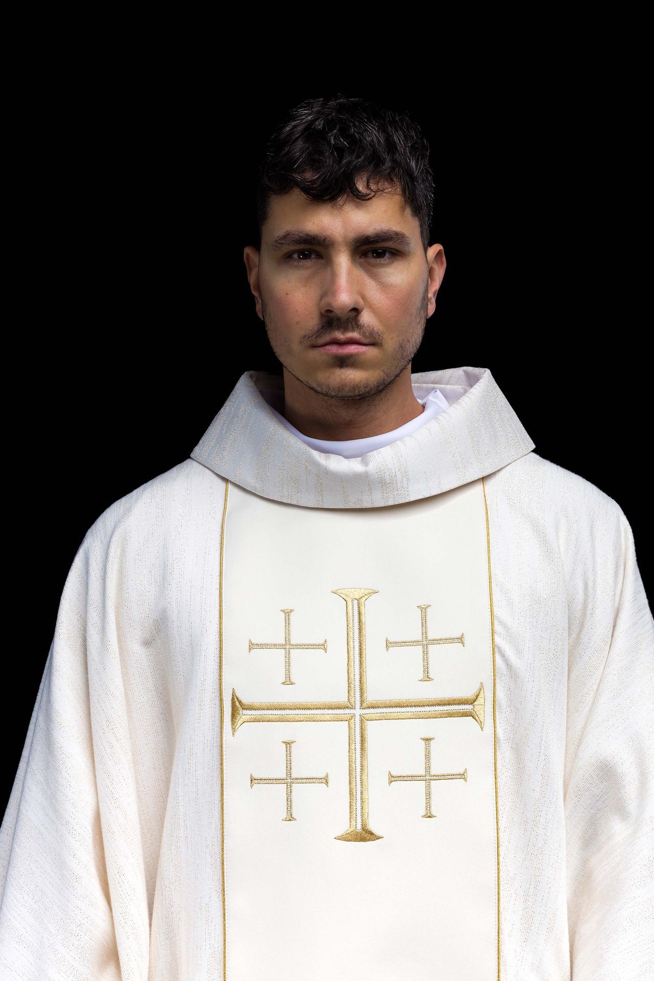 Ornat Liturgiczny Ecru z Krzyżami Jerozolimskimi i Złotą Lamówką - SZATYLITURGICZNE.PL