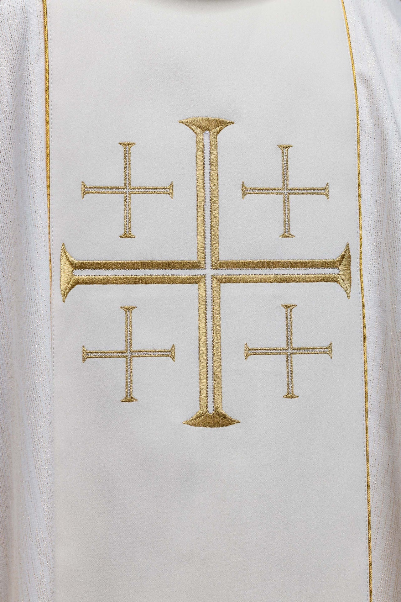 Ornat Liturgiczny Ecru z Krzyżami Jerozolimskimi i Złotą Lamówką - SZATYLITURGICZNE.PL