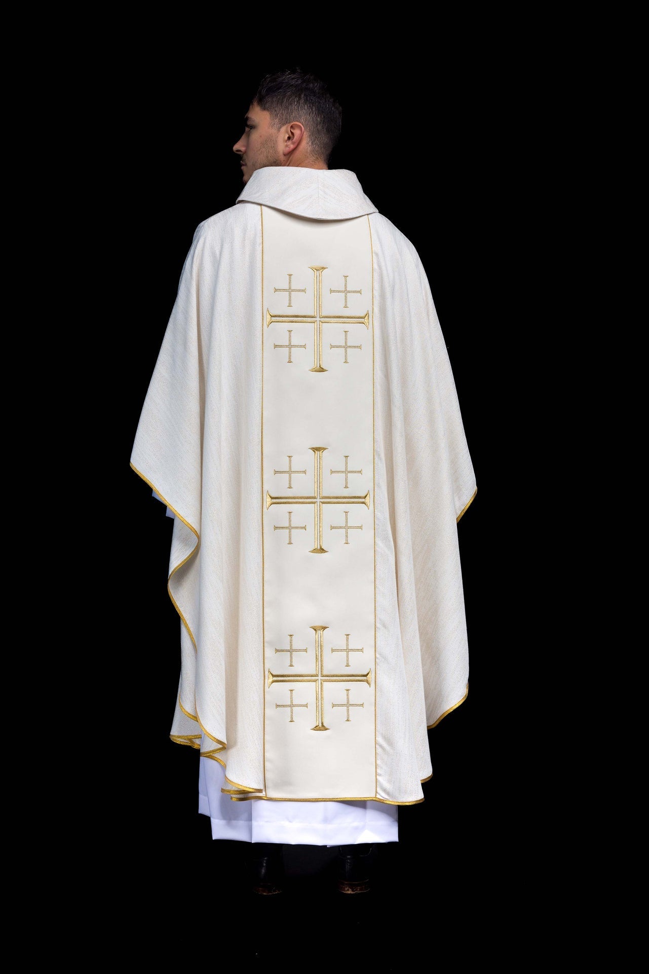 Ornat Liturgiczny Ecru z Krzyżami Jerozolimskimi i Złotą Lamówką - SZATYLITURGICZNE.PL
