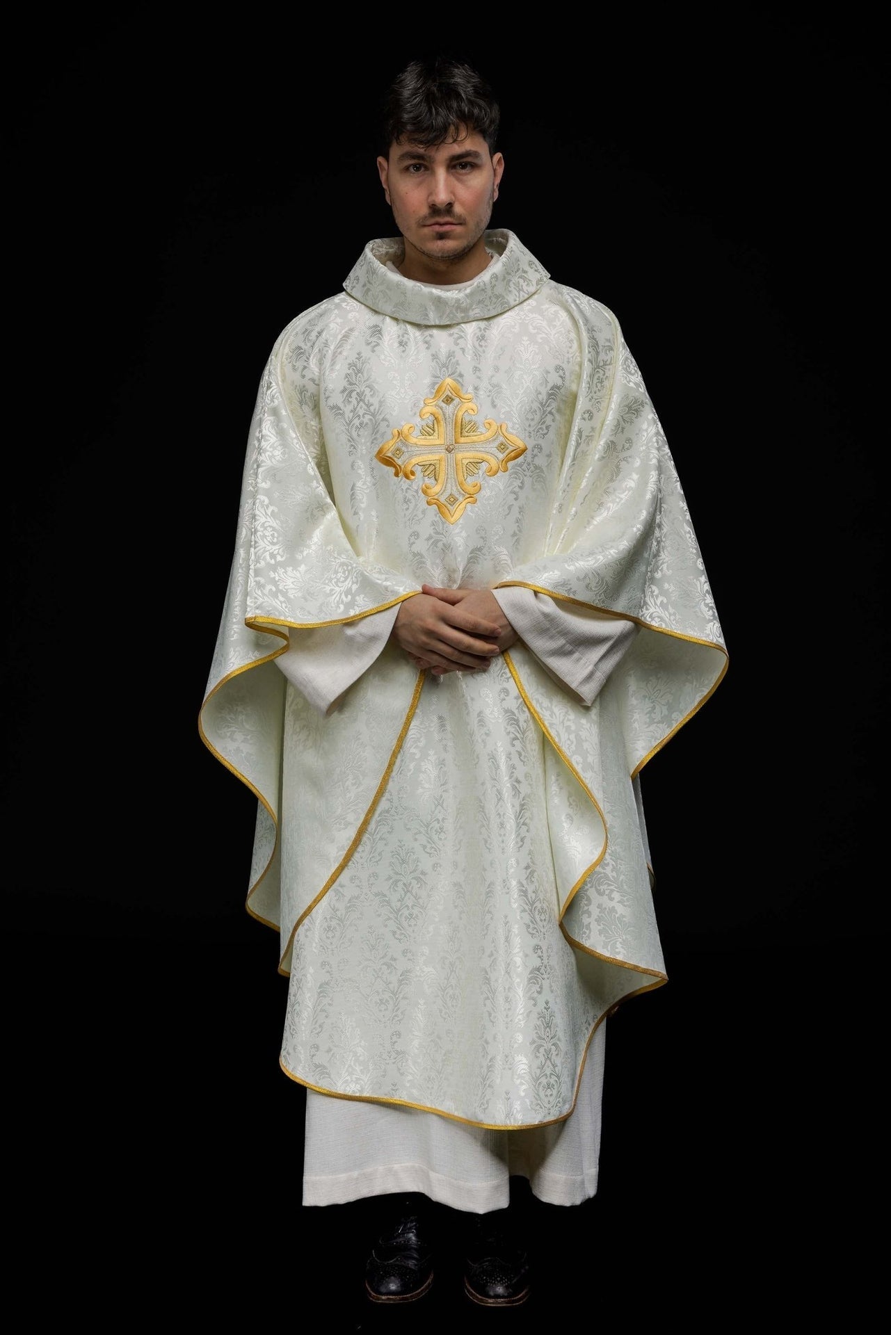 Ornat Liturgiczny Ecru z Krzyżem - Polska Produkcja, Wzorzysta Tkanina - SZATYLITURGICZNE.PL