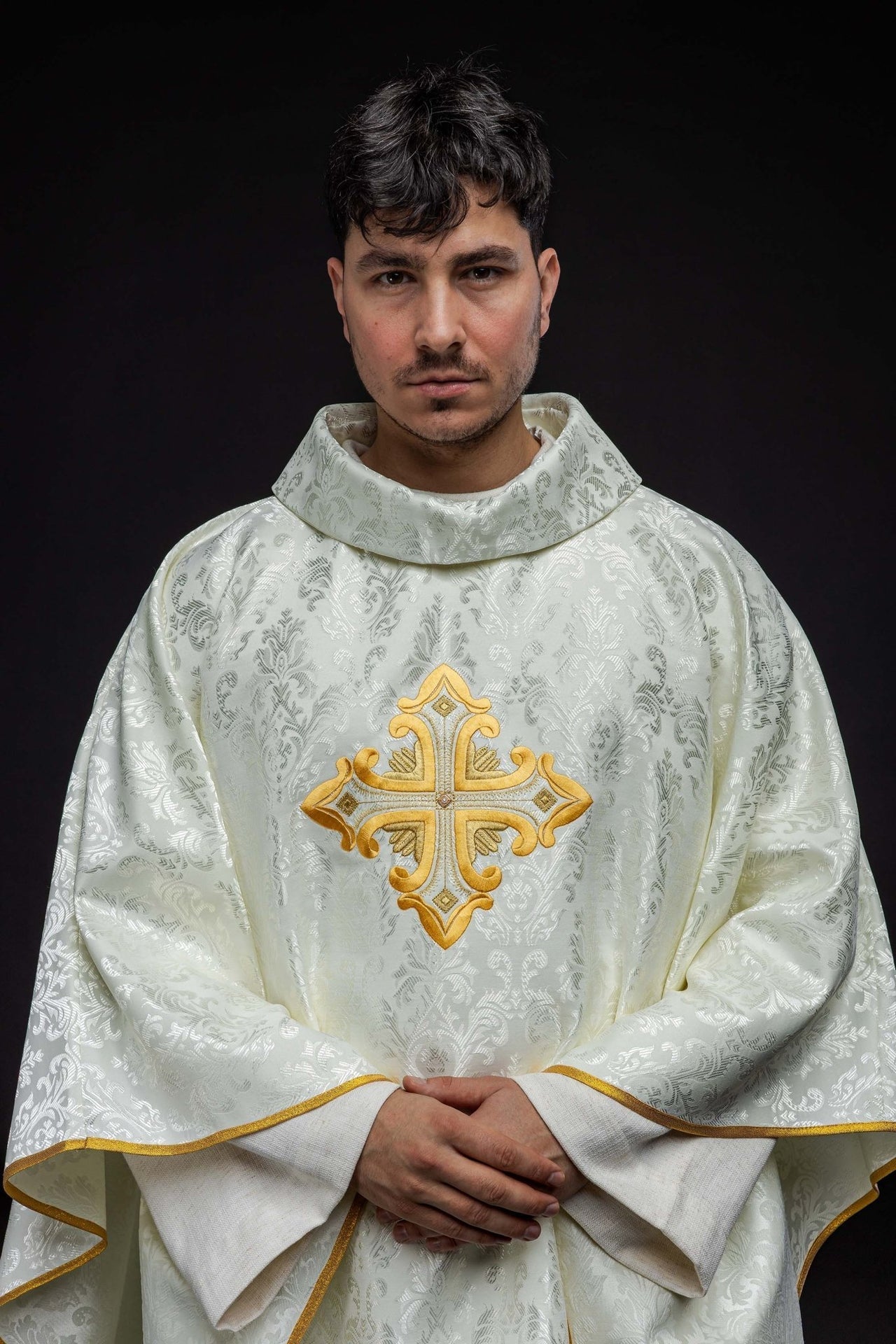 Ornat Liturgiczny Ecru z Krzyżem - Polska Produkcja, Wzorzysta Tkanina - SZATYLITURGICZNE.PL