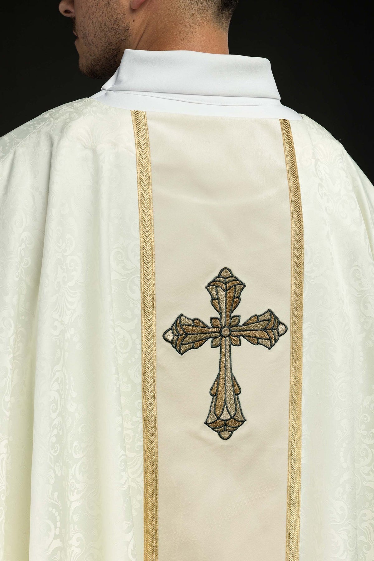 Ornat Liturgiczny Ecru Żakardowy z Haftem Krzyża Eucharystycznego - SZATYLITURGICZNE.PL