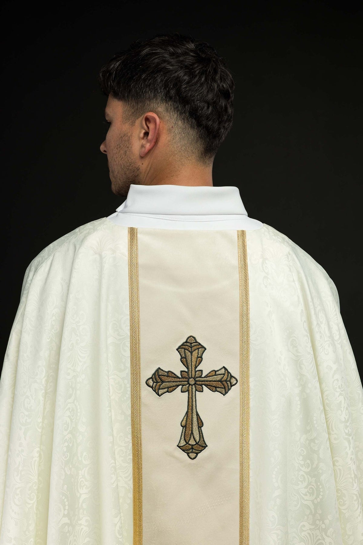 Ornat Liturgiczny Ecru Żakardowy z Haftem Krzyża Eucharystycznego - SZATYLITURGICZNE.PL