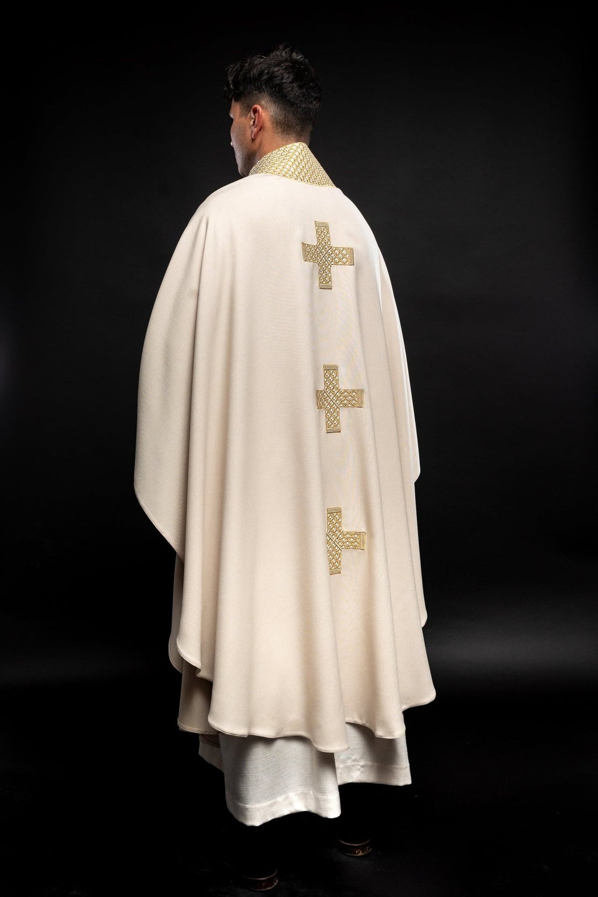 Ornat Liturgiczny Ecru ze Złotym Haftem Krzyży i Stułą - SZATYLITURGICZNE.PL