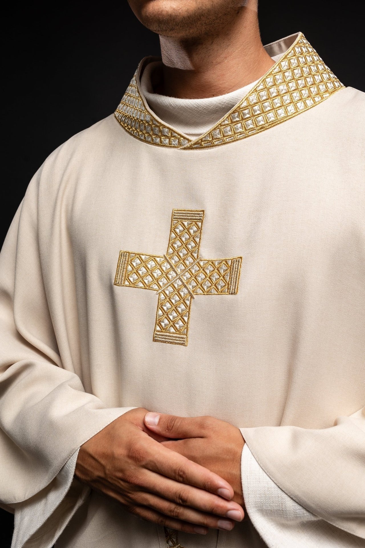Ornat Liturgiczny Ecru ze Złotym Haftem Krzyży i Stułą - SZATYLITURGICZNE.PL