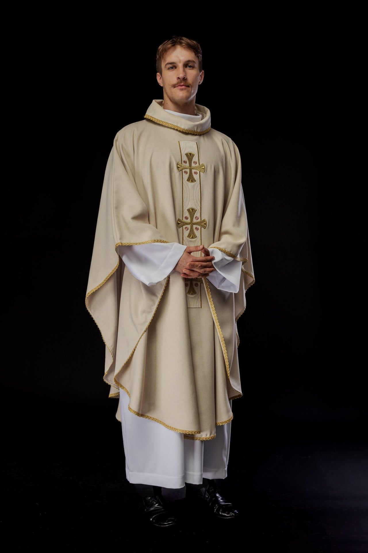 Ornat Liturgiczny Ecru Złote Krzyże i Lamówka - Polska Produkcja - SZATYLITURGICZNE.PL