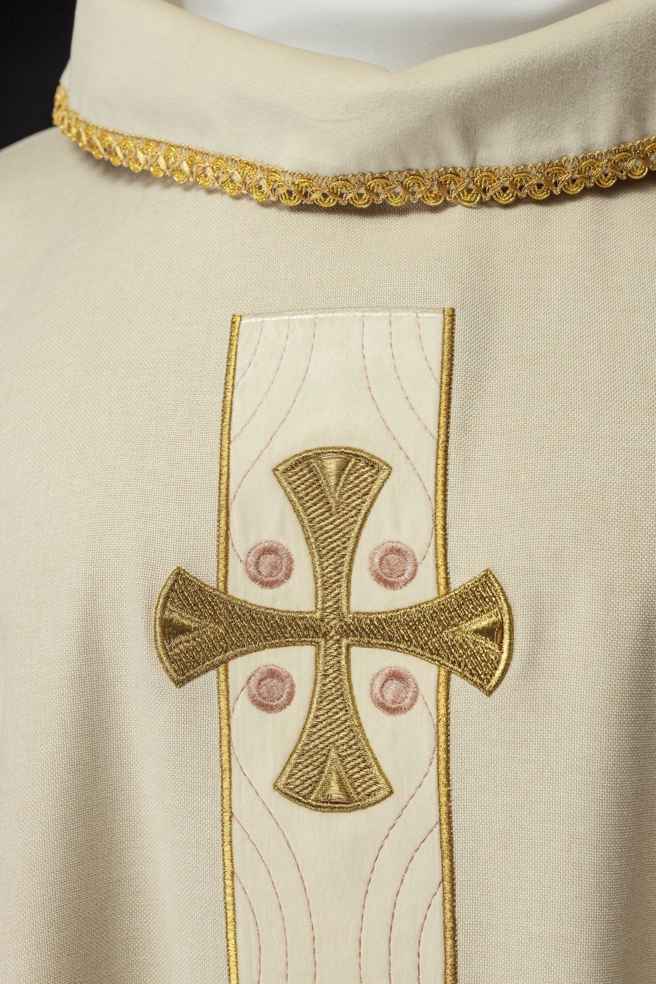 Ornat Liturgiczny Ecru Złote Krzyże i Lamówka - Polska Produkcja - SZATYLITURGICZNE.PL