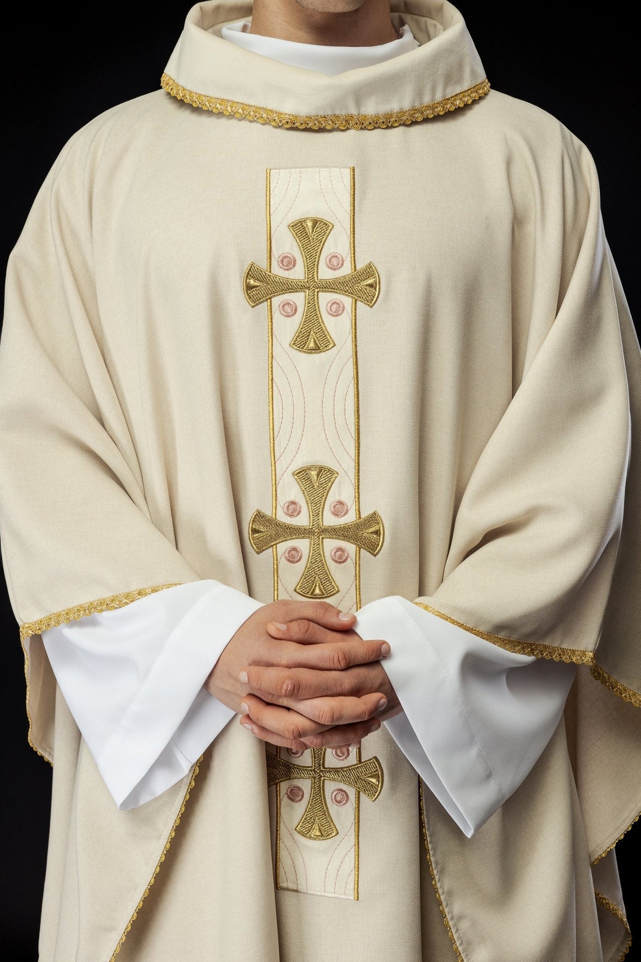 Ornat Liturgiczny Ecru Złote Krzyże i Lamówka - Polska Produkcja - SZATYLITURGICZNE.PL