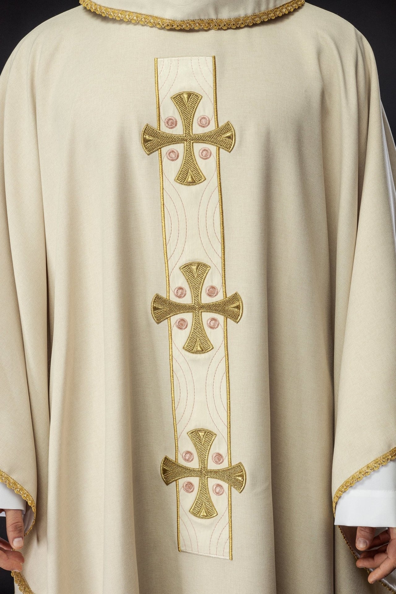 Ornat Liturgiczny Ecru Złote Krzyże i Lamówka - Polska Produkcja - SZATYLITURGICZNE.PL