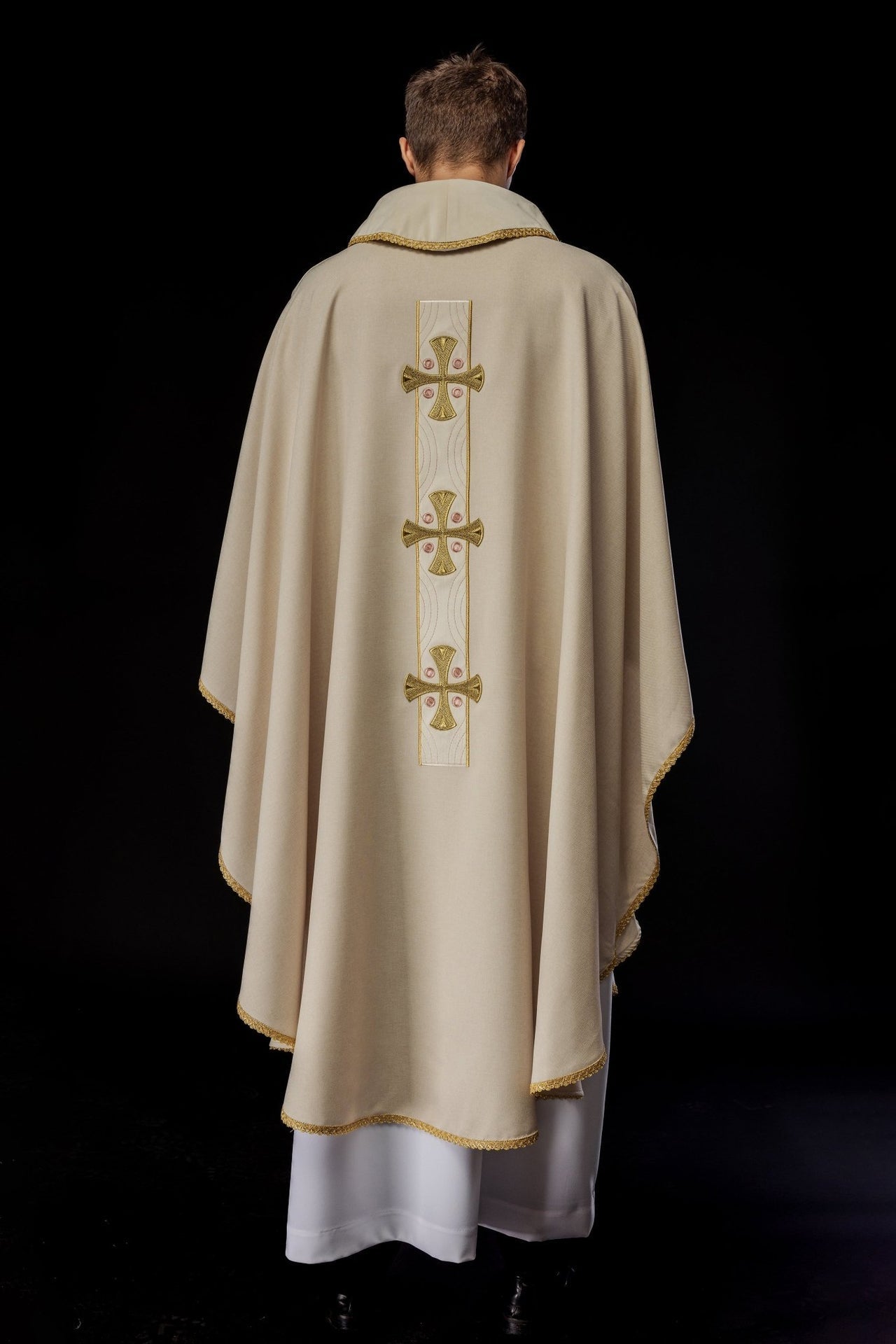 Ornat Liturgiczny Ecru Złote Krzyże i Lamówka - Polska Produkcja - SZATYLITURGICZNE.PL