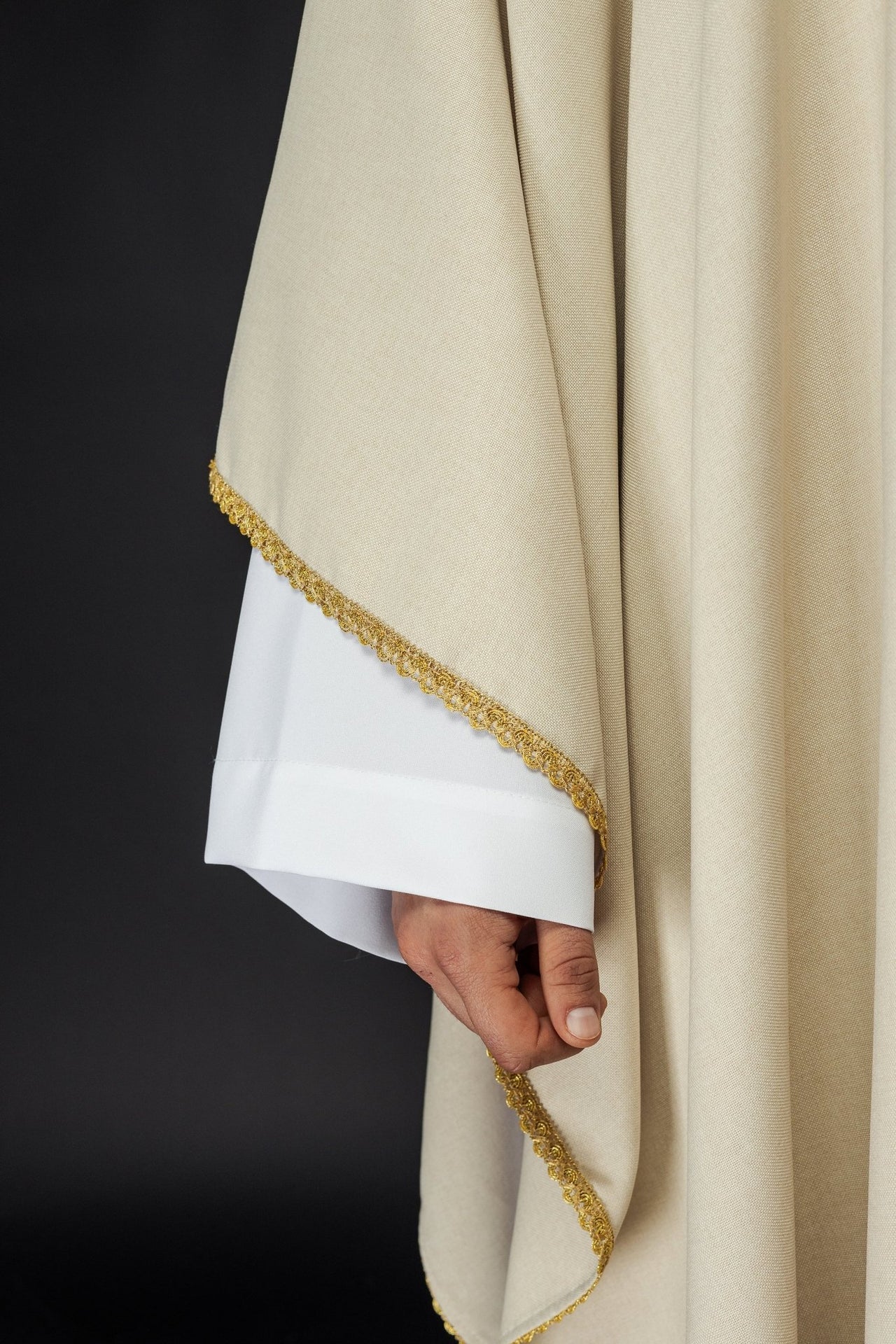 Ornat Liturgiczny Ecru Złote Krzyże i Lamówka - Polska Produkcja - SZATYLITURGICZNE.PL