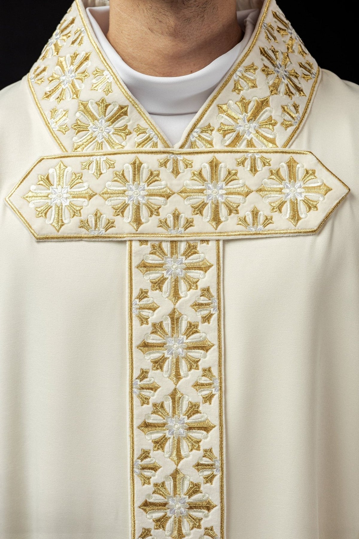Ornat Liturgiczny Ecru Złoty Haft Krzyże - Polski Producent - SZATYLITURGICZNE.PL