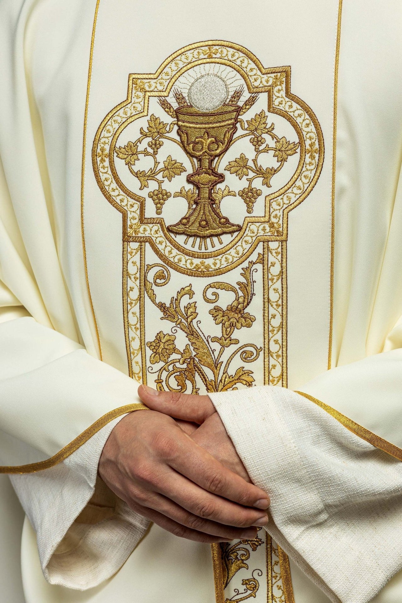 Ornat Liturgiczny Ecru Złoty Kielich IHS Haft - Polski Producent - SZATYLITURGICZNE.PL
