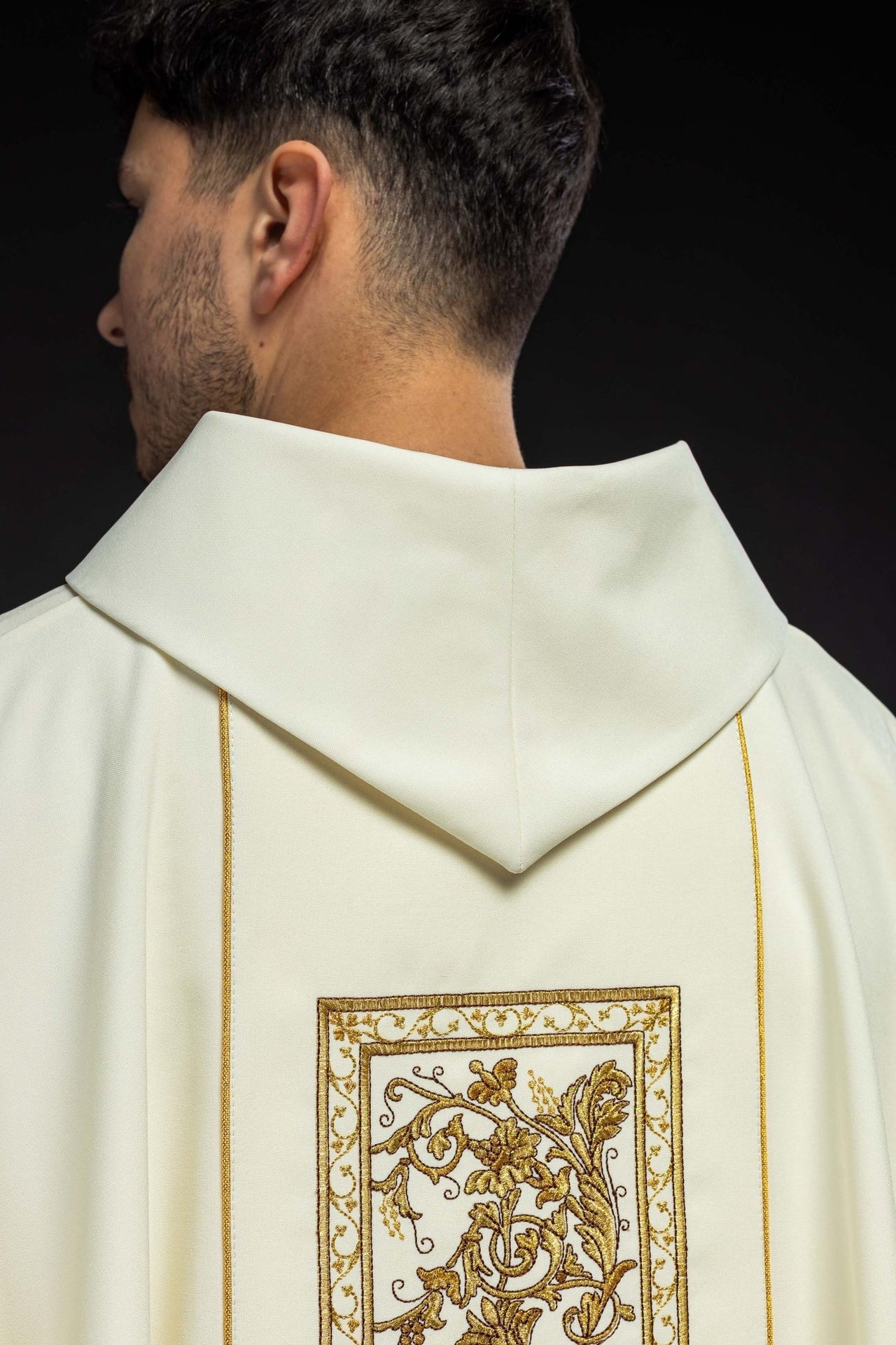 Ornat Liturgiczny Ecru Złoty Kielich IHS Haft - Polski Producent - SZATYLITURGICZNE.PL