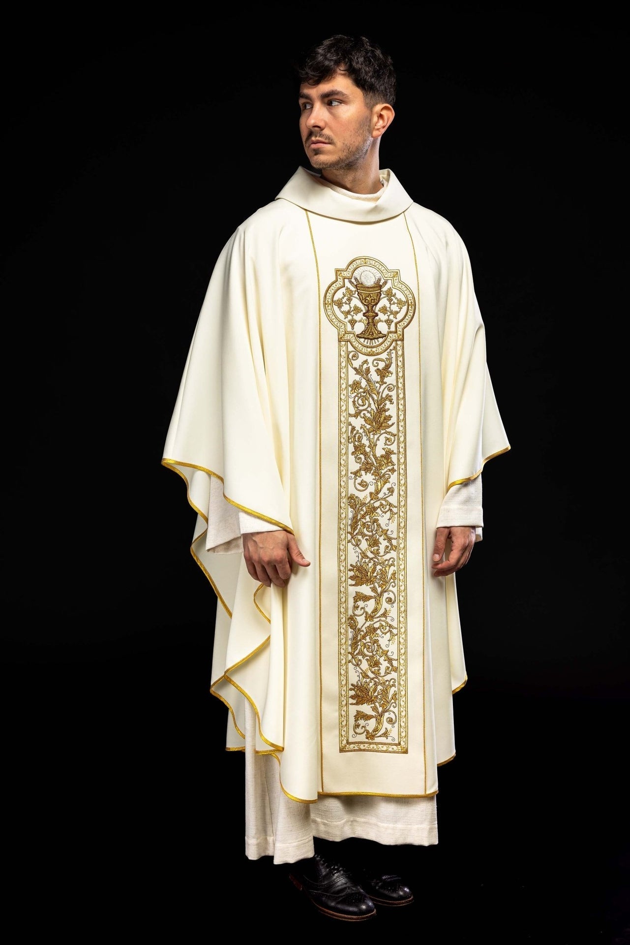 Ornat Liturgiczny Ecru Złoty Kielich IHS Haft - Polski Producent - SZATYLITURGICZNE.PL