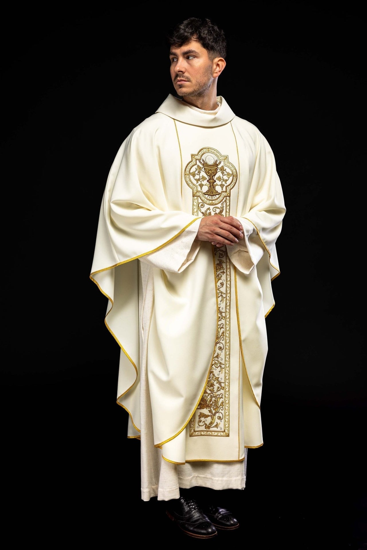 Ornat Liturgiczny Ecru Złoty Kielich IHS Haft - Polski Producent - SZATYLITURGICZNE.PL