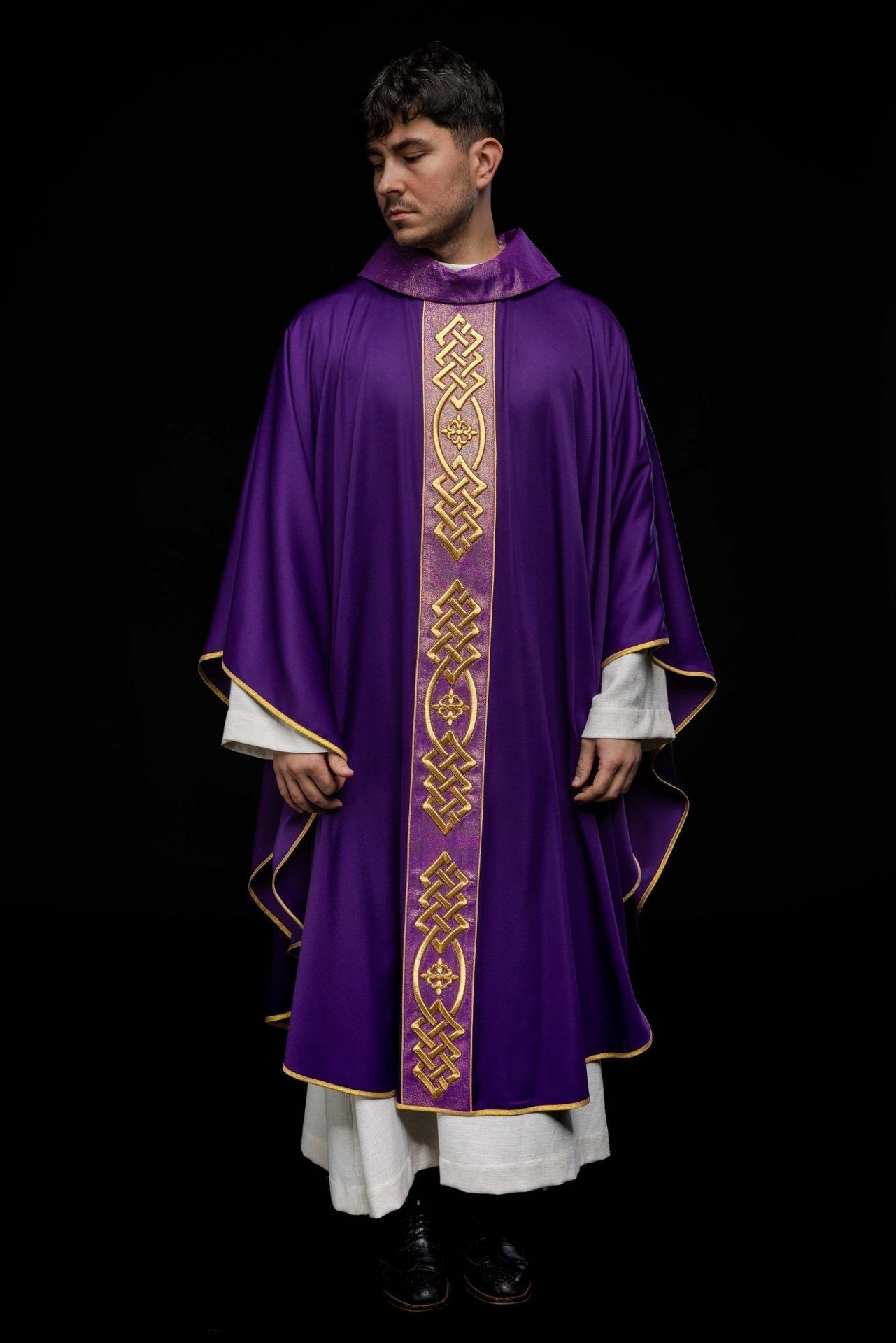 Ornat Liturgiczny Fioletowy Haftowany Krzyż - Polska Produkcja - SZATYLITURGICZNE.PL
