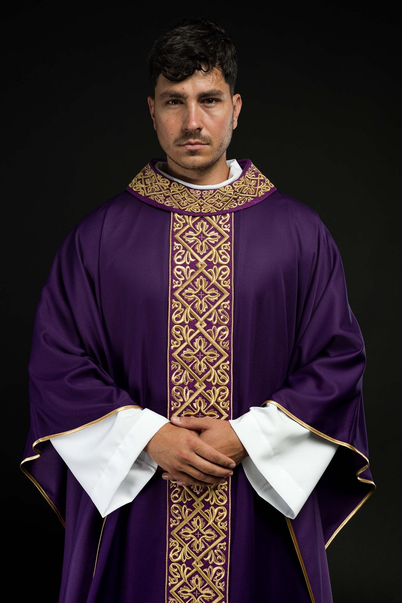 Ornat Liturgiczny Fioletowy Haftowany Złotem - Motyw Florystyczny z Krzyżami - SZATYLITURGICZNE.PL